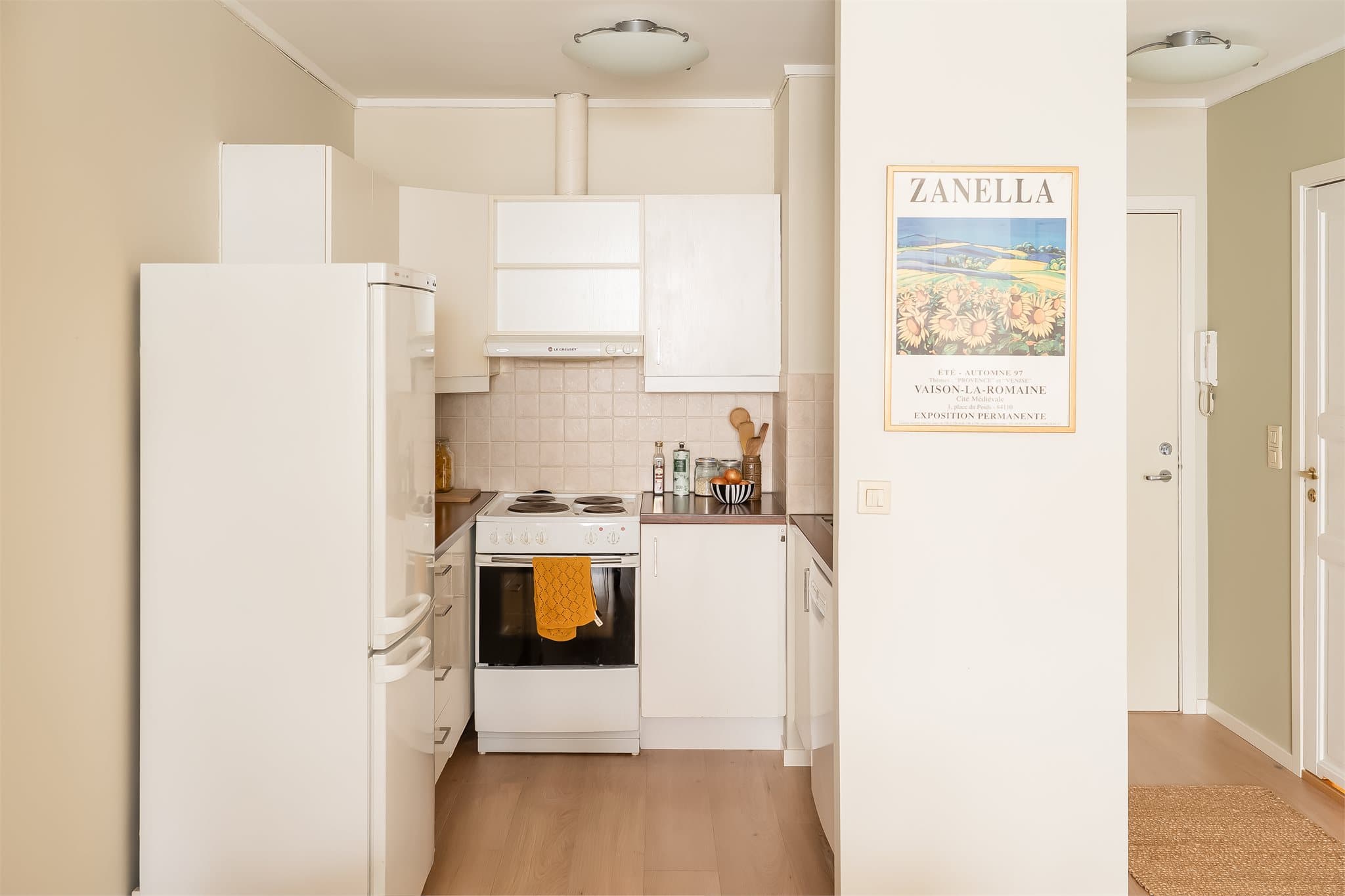 Kjøkkenet er lyst og tidløst og har godt med skapplass.