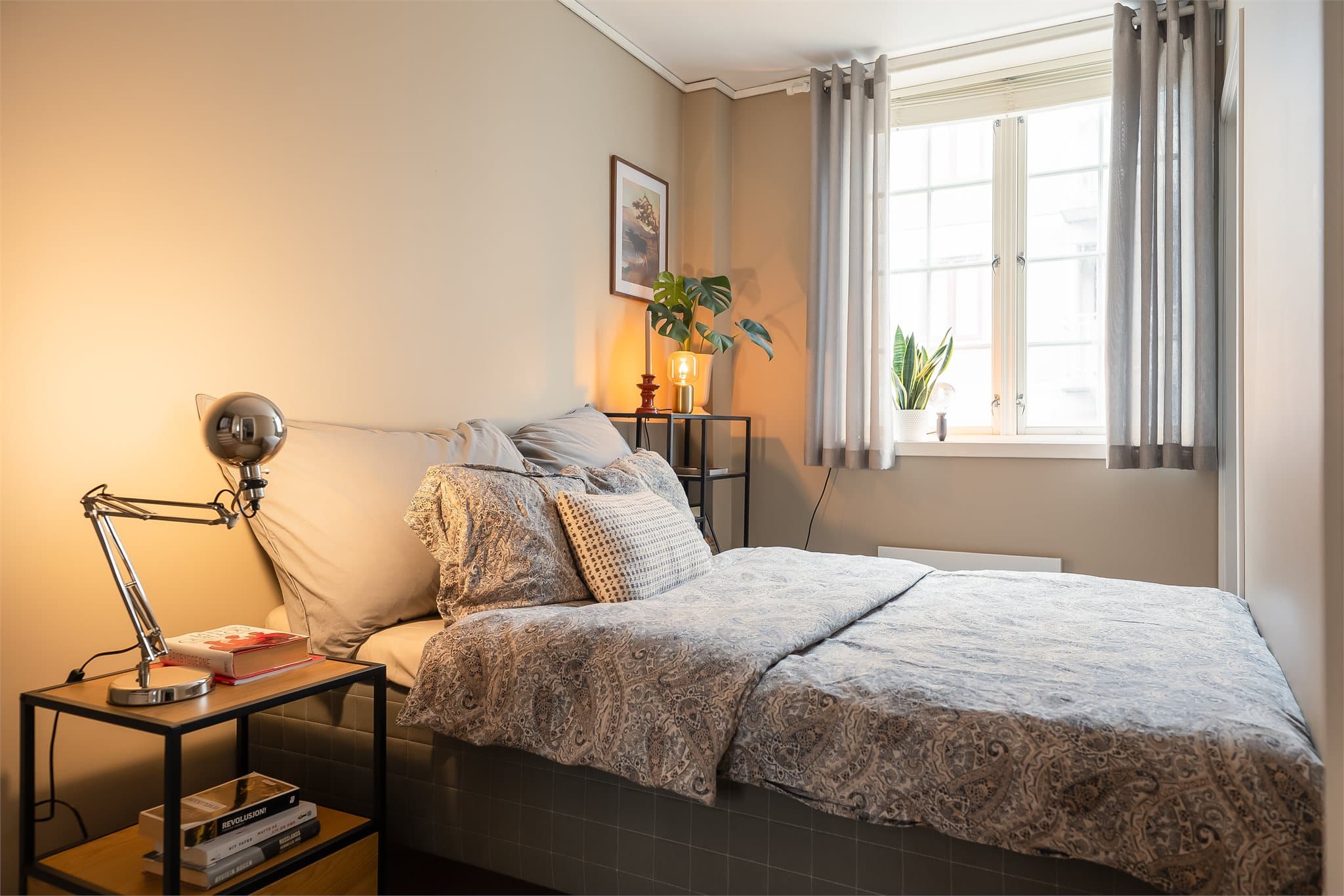 Delikat soverom på 8,5 m² med store vindusflater og moderne fargevalg. Rommet har god plass til både dobbeltseng og garderobeløsning.