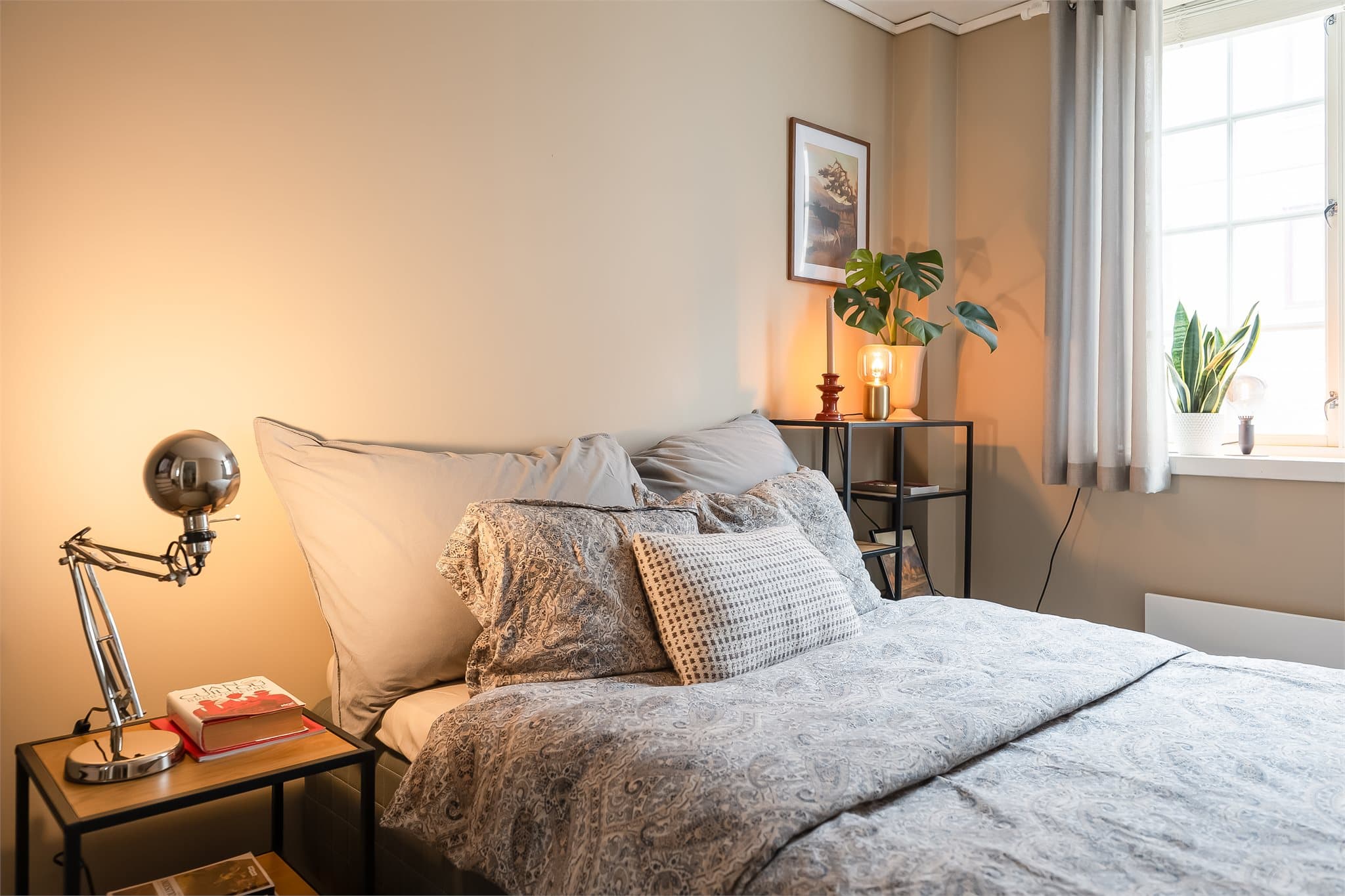 Soverommet har en lun atmosfære og godt med naturlig lys fra det store vinduet.