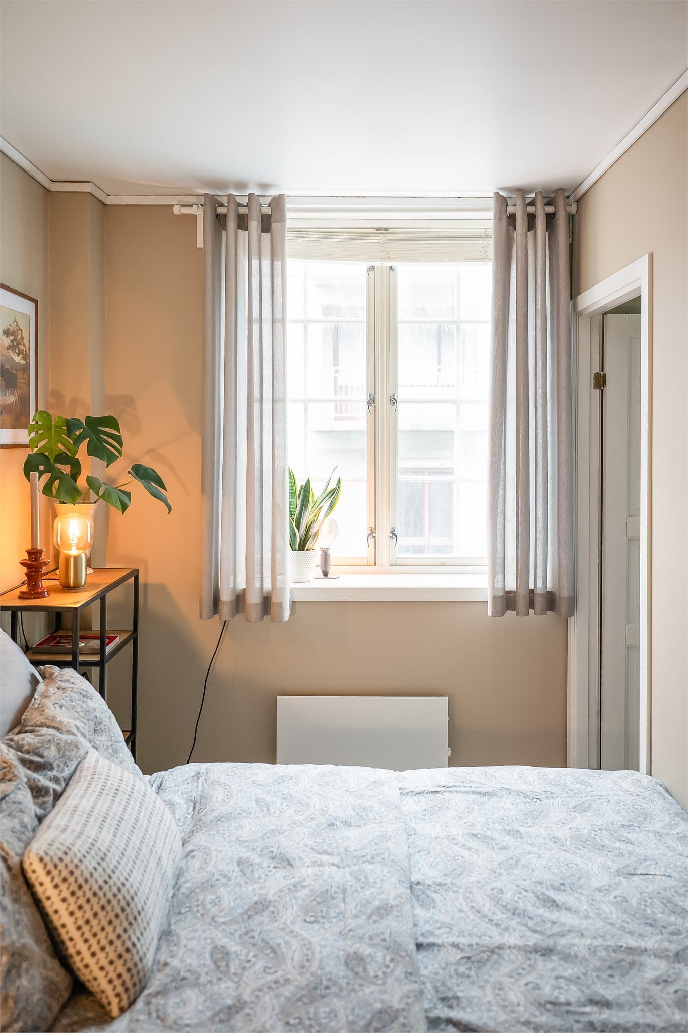 Soverommet er romslig og har to innganger, noe som gir gode og fleksible møbleringsmuligheter.