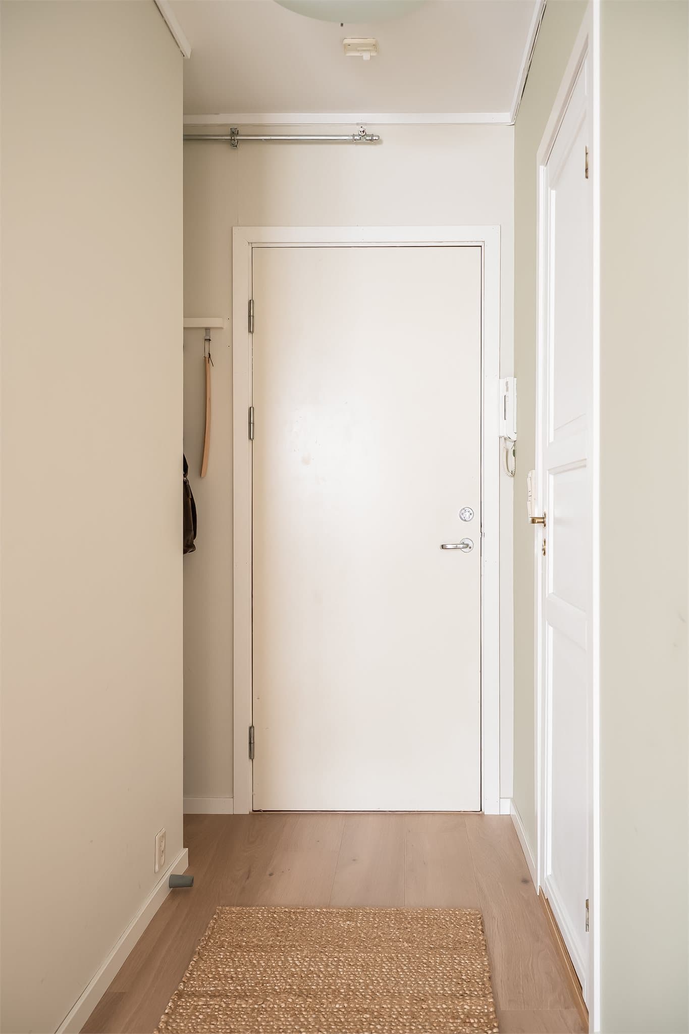 Entré med plass til å henge fra seg yttertøyet.