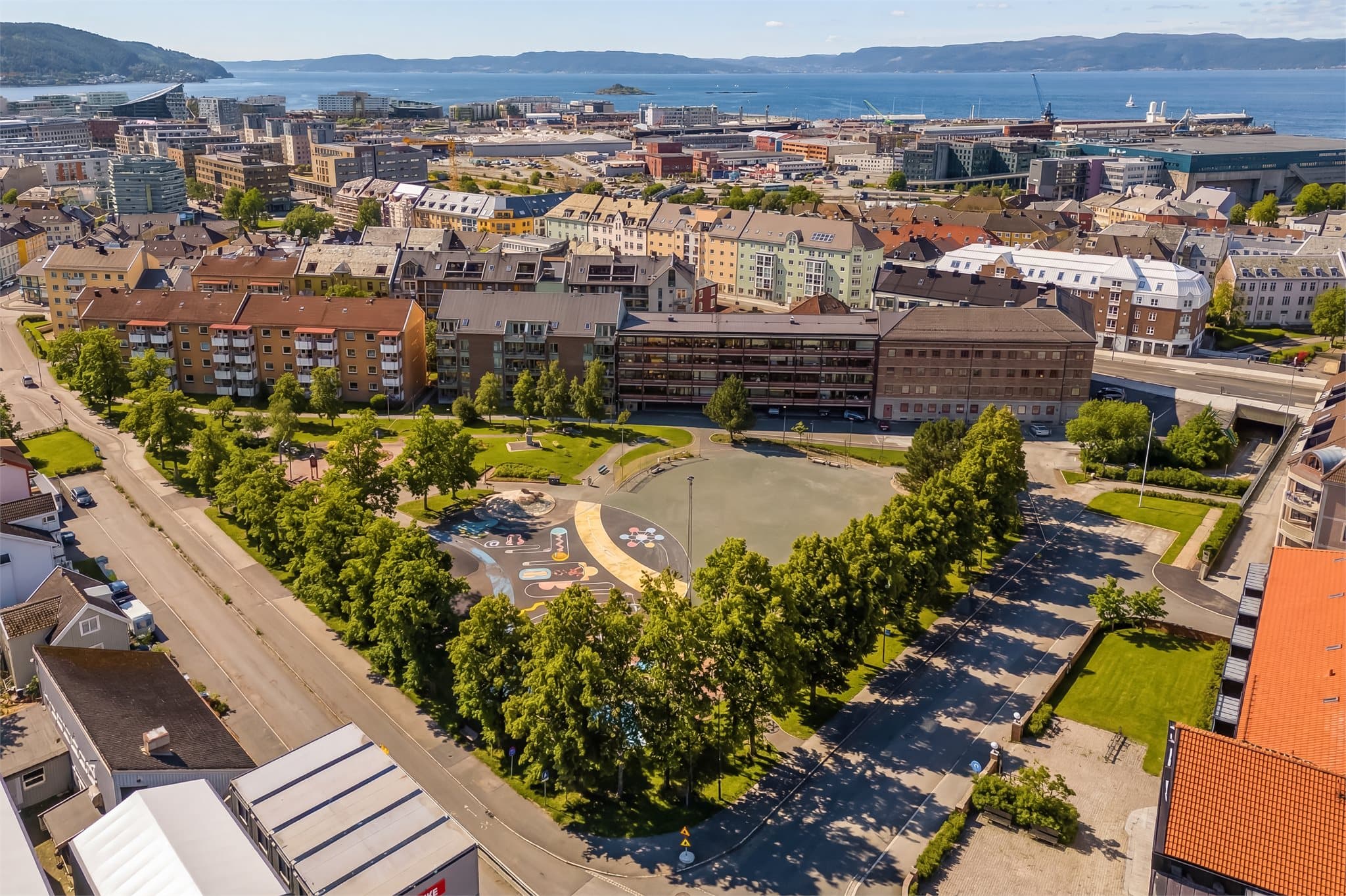 Buranbanen er en oppgradert aktivitetspark med lek, oppholdsmuligheter og fargerik utforming.