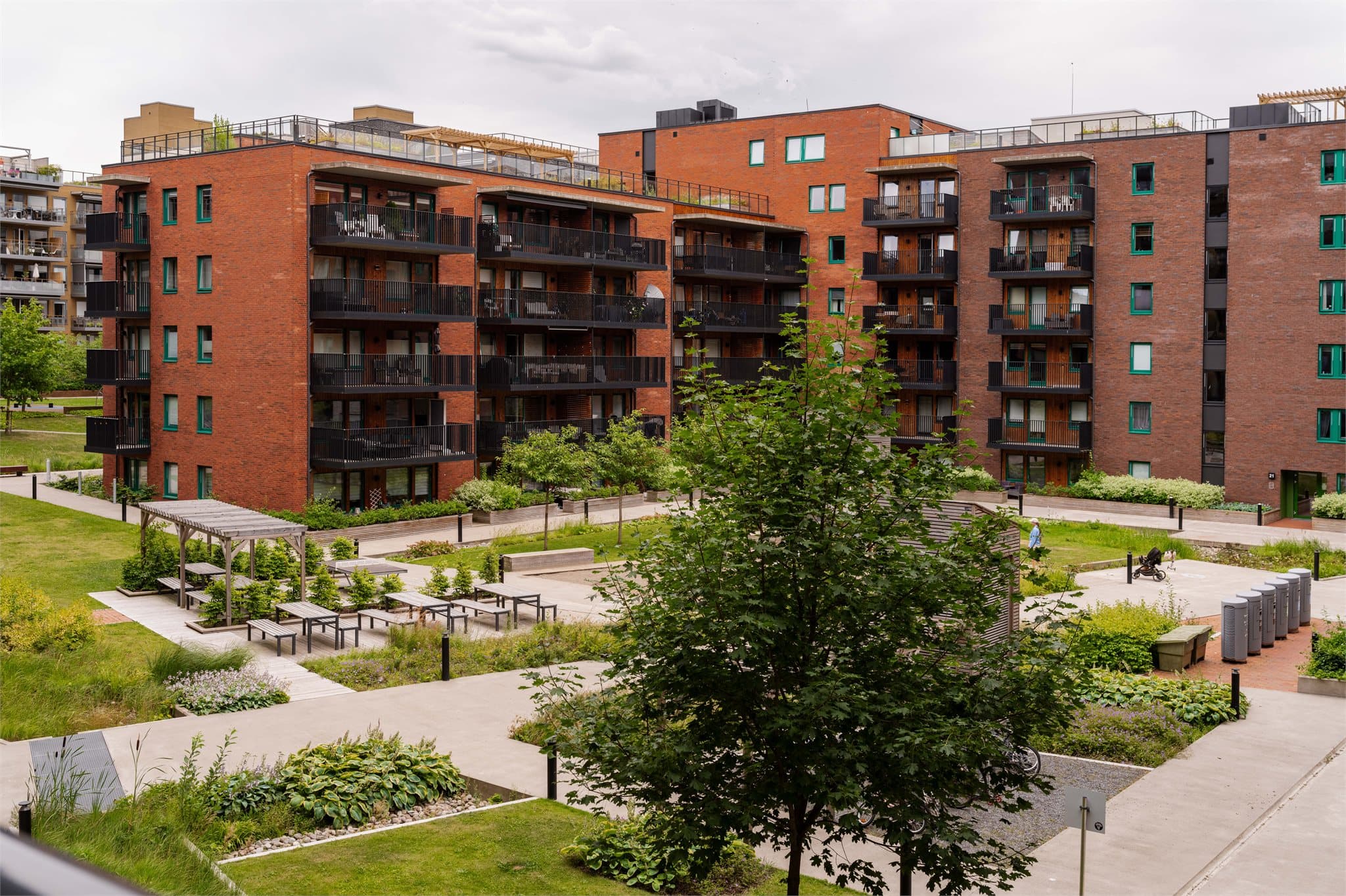 Store, grønne fellesarealer mellom bygningene skaper et hyggelig bomiljø.