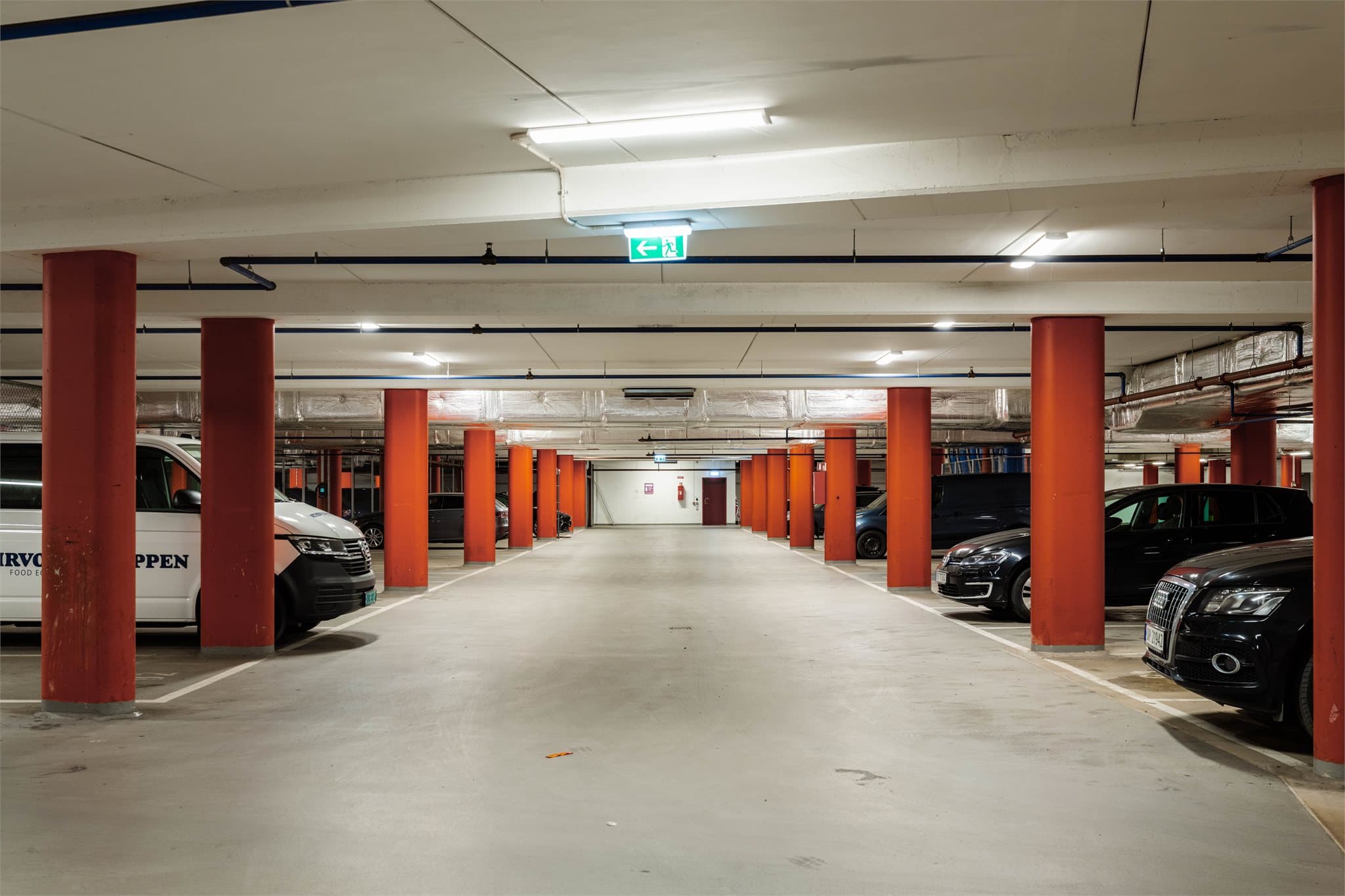 Mulighet for leie eller kjøp av parkeringsplass i felles garasjeanlegg gitt at det er ledige plasser.