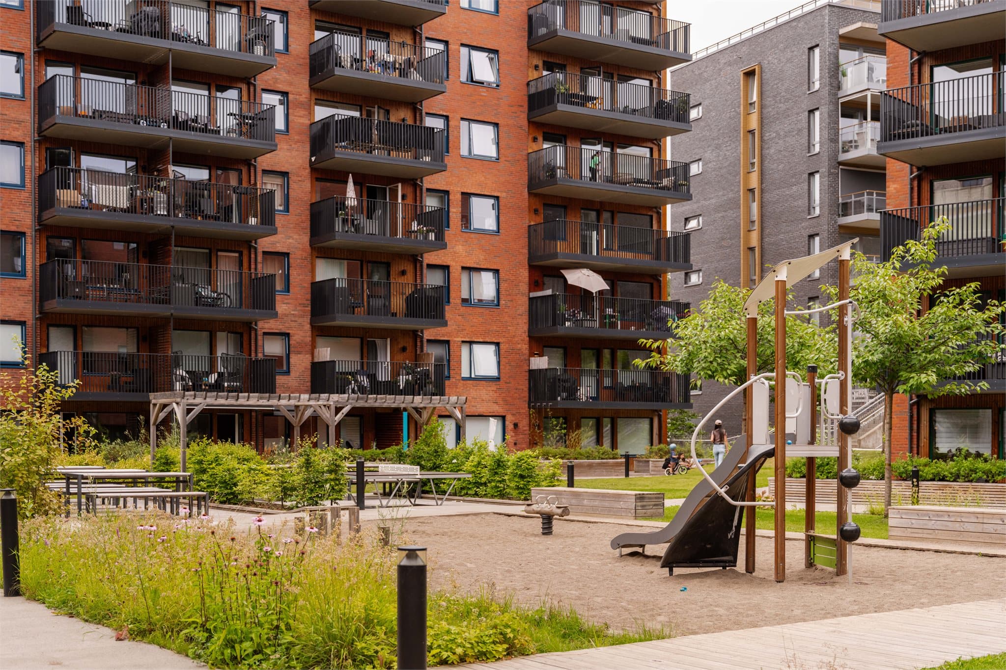 Pent opparbeidet indre gårdsrom med lekeplass og sosiale soner.