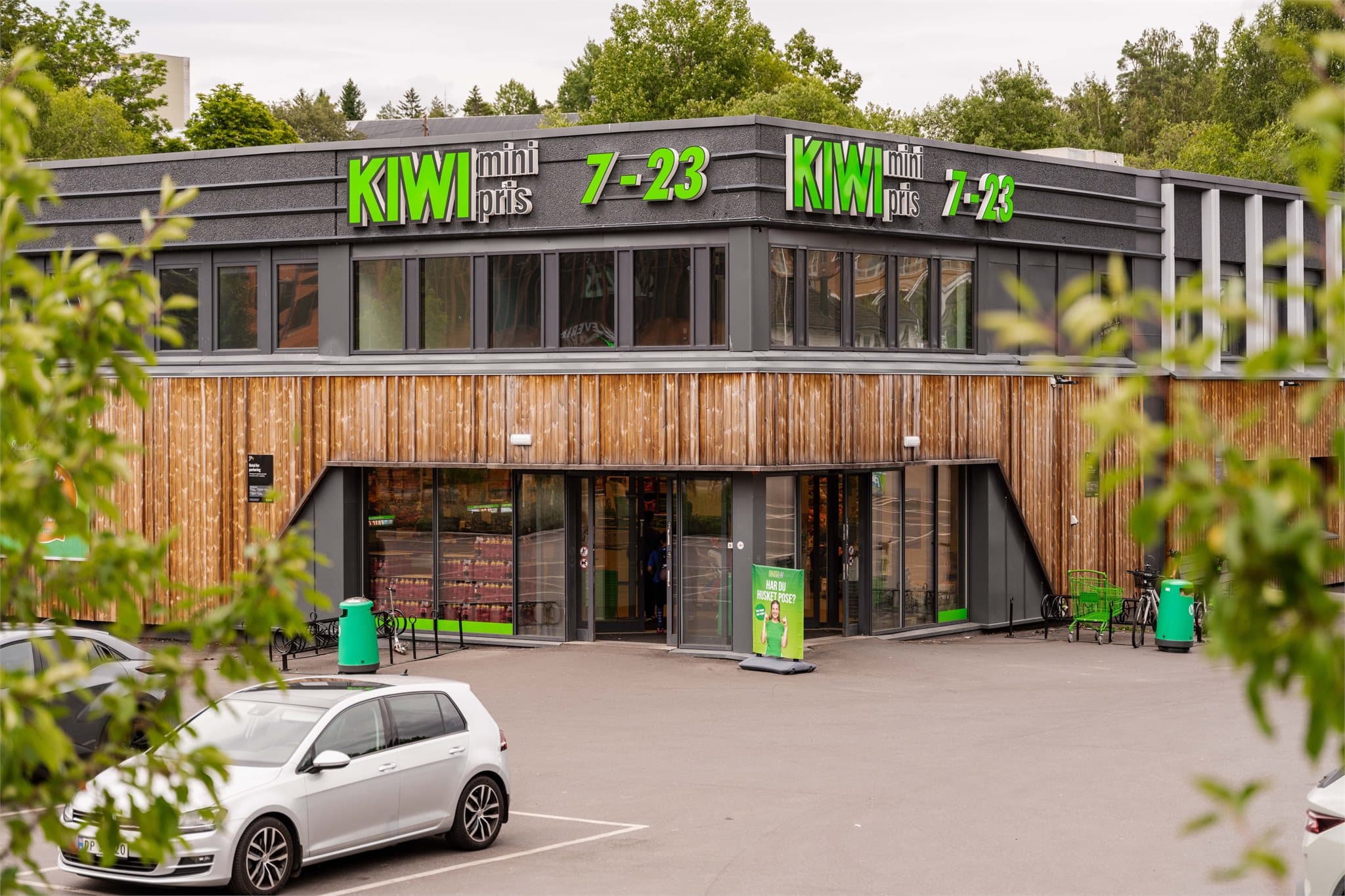 Dagligvarehandelen gjøres enkelt hos Kiwi eller Rema 1000, kun få minutter unna.