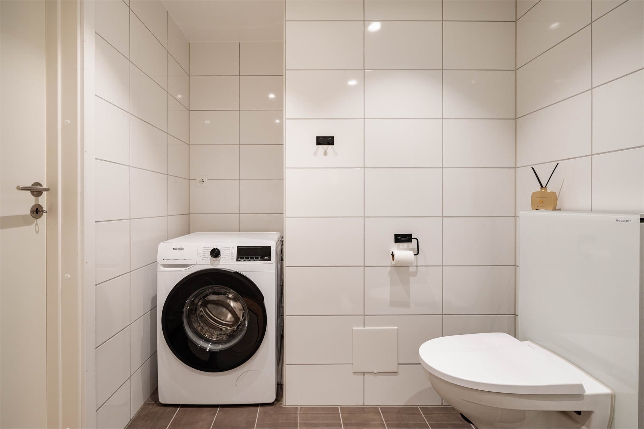 Badet har opplegg for vaskemaskin, og balansert ventilasjon sikrer godt inneklima og ventilering.