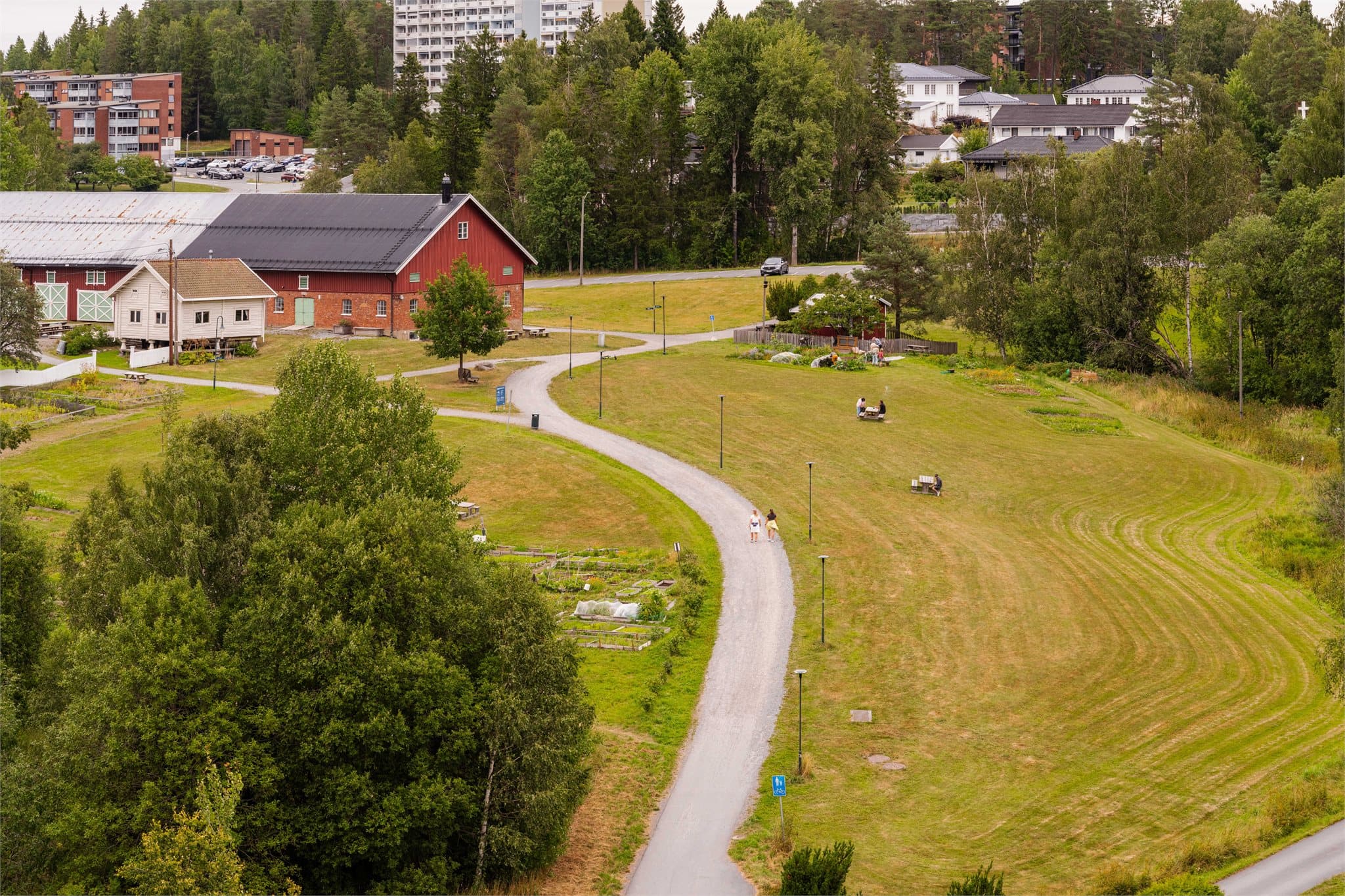 Området byr dessuten på gode muligheter for en aktiv livsstil. Tur- og sykkelstier leder videre mot Østmarka, Losby og de flotte naturområdene rundt Lørenskog.