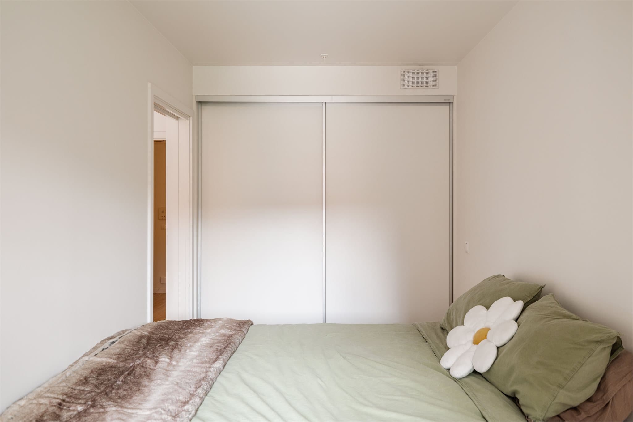 Romslig skyvedørsgarderobe gir rikelig med oppbevaringsplass.