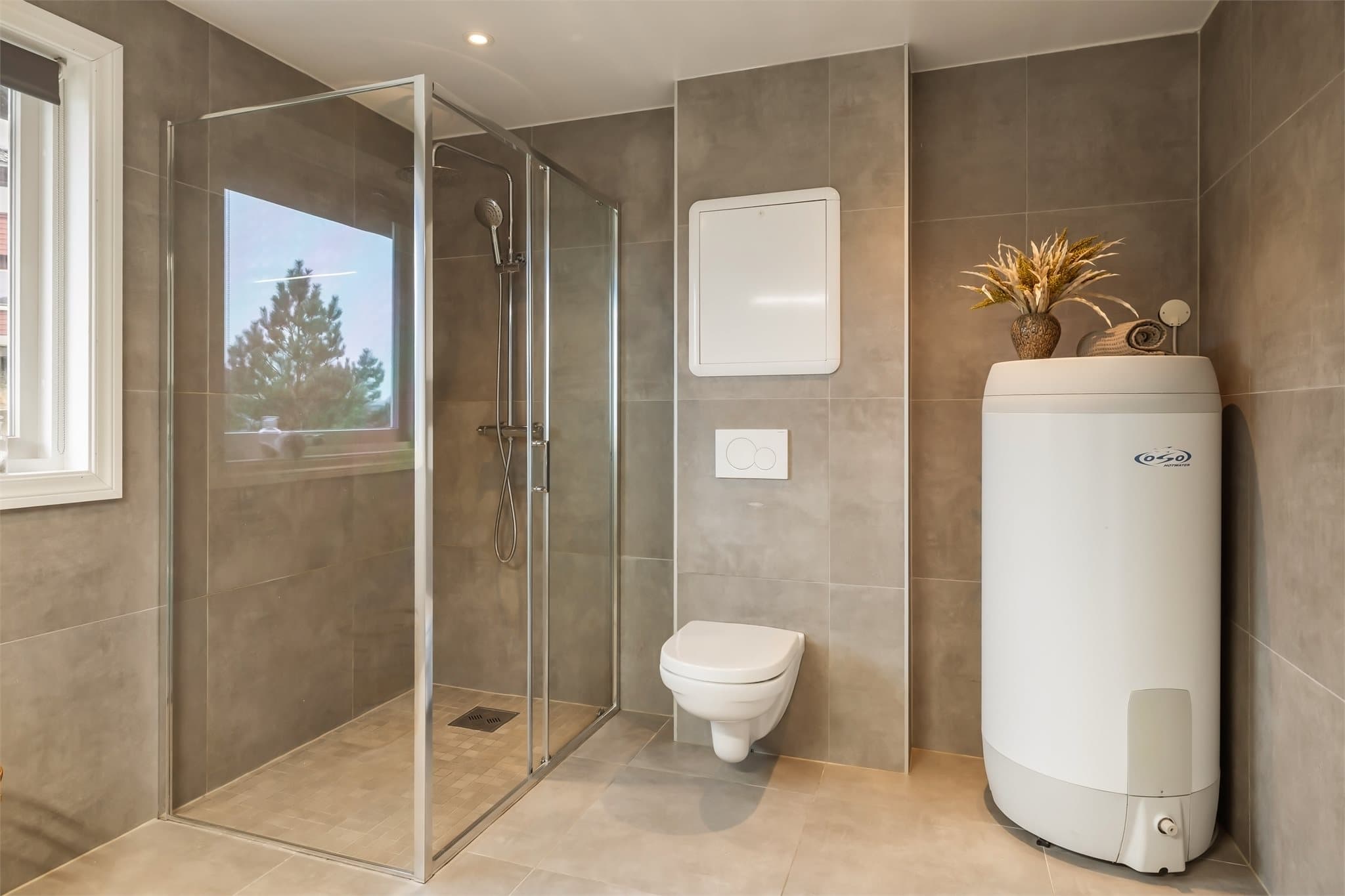 - Varmekabler i gulv gir en jevn og behagelig varme i rommet -