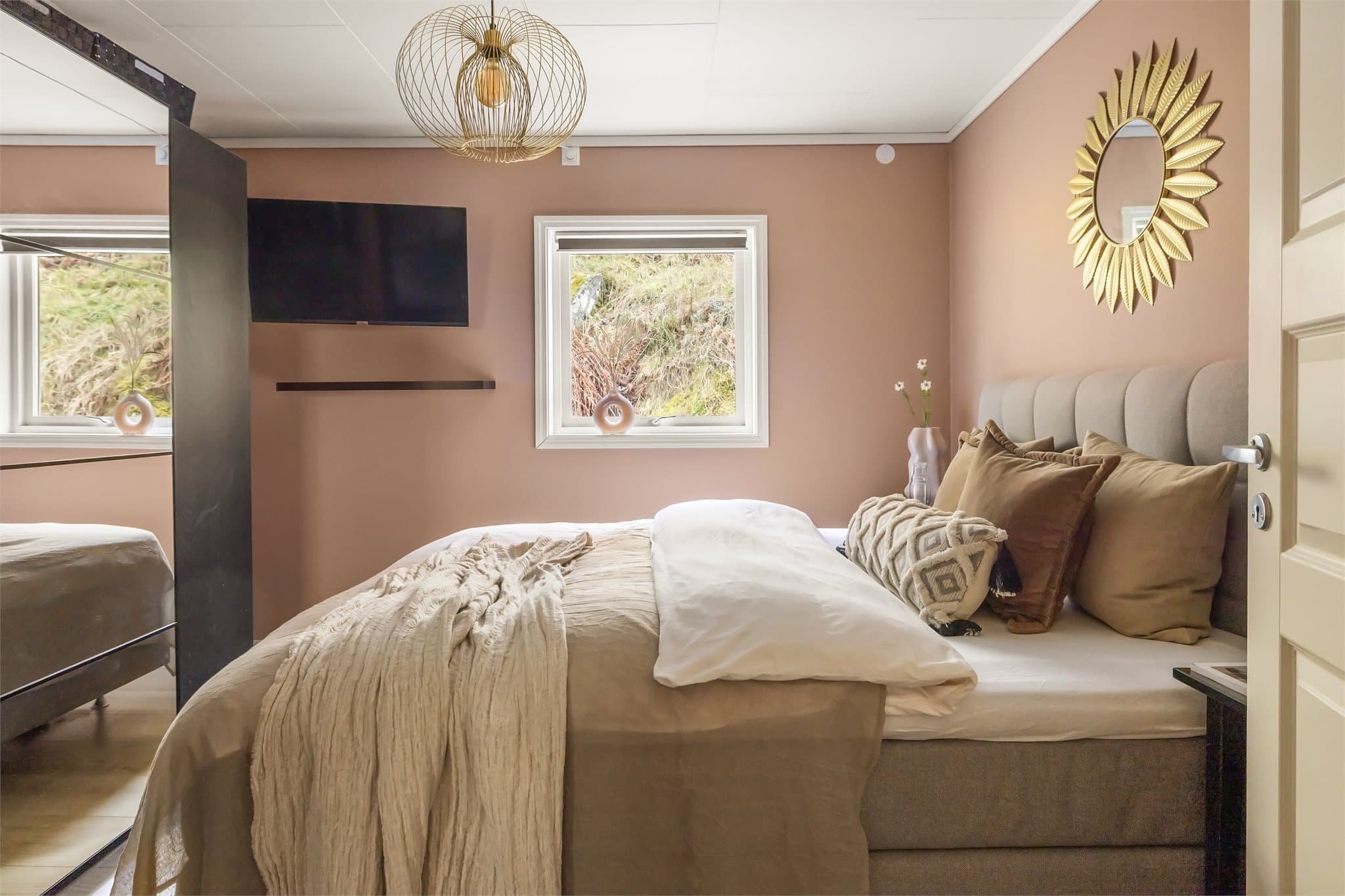 - God plass til garderobeløsning -