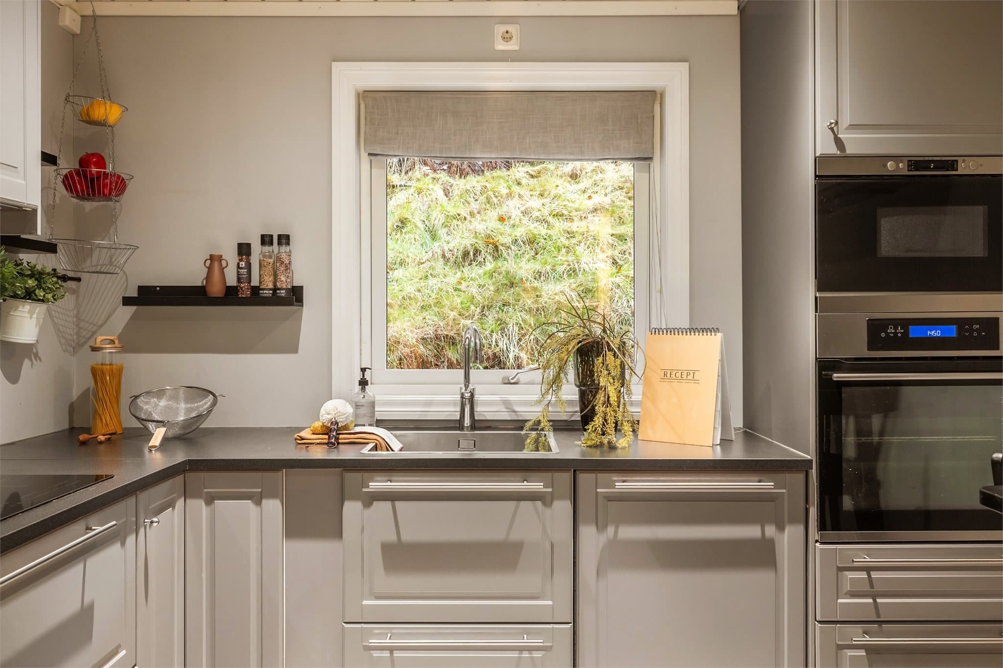 - Kjøkkeninnredning fra 2017 med profilerte fronter/vitrineskap, benkeplate i laminat og nedfelt stålvask -