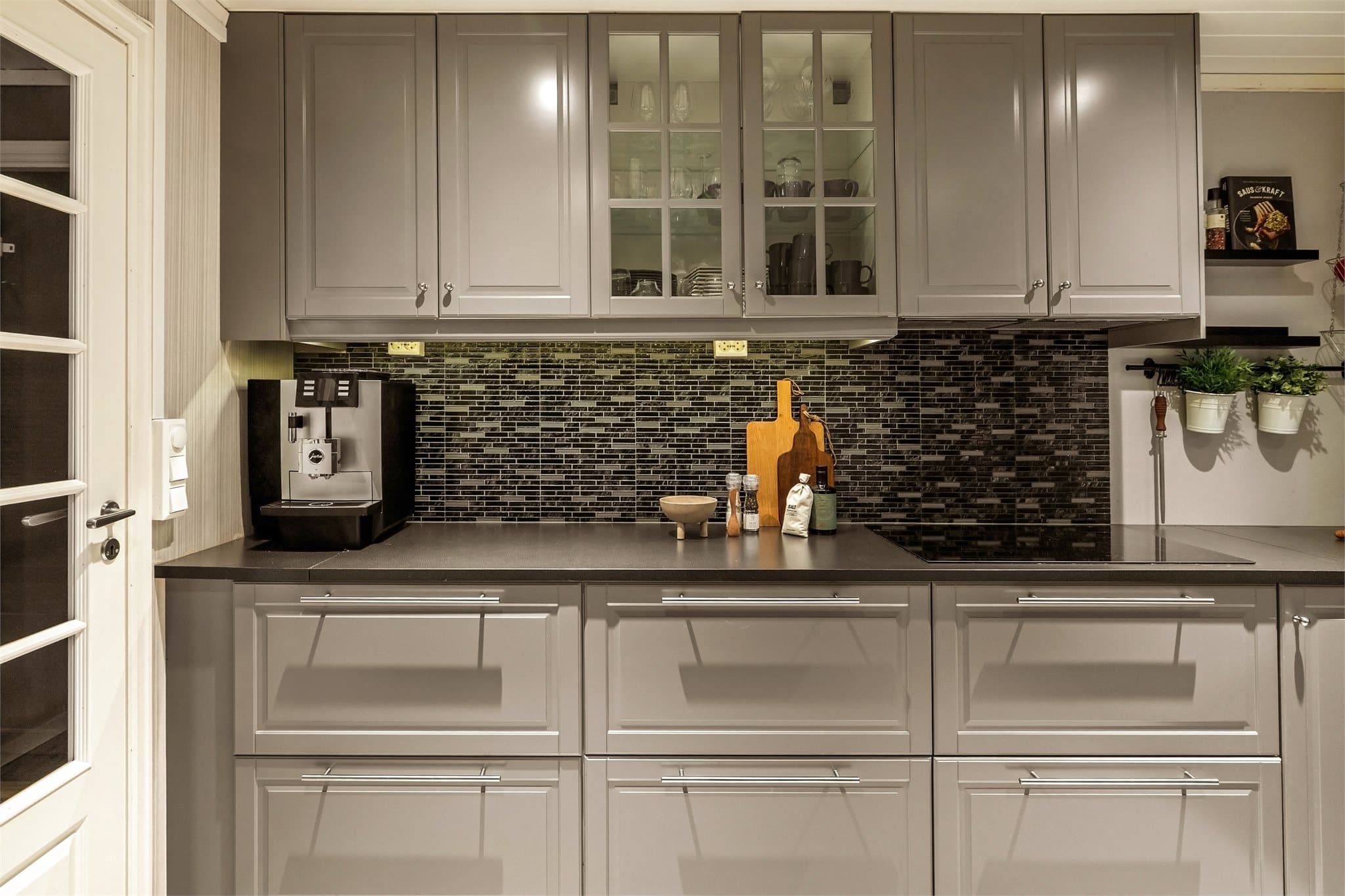 - Merk spotter under overskap og stikkontakt på vegg -