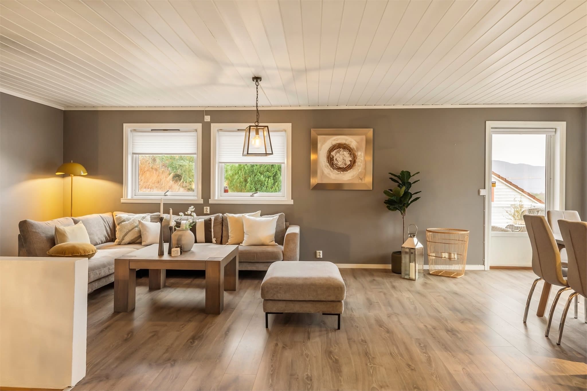 - Boligen har et totalt BRA-i på 204m² fordelt over to plan, med separat utleiedel -