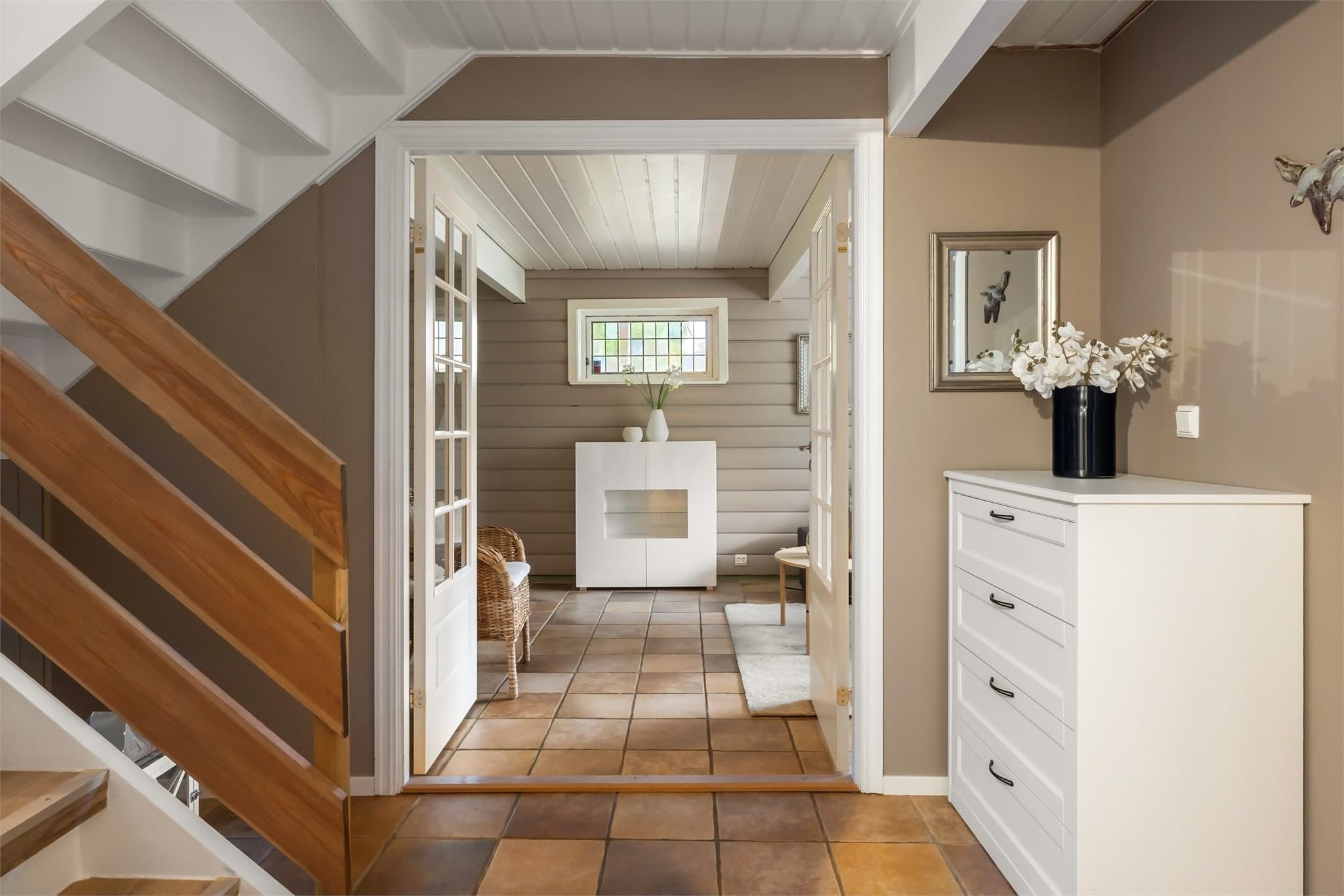 - Vi beveger oss ned i underetasjens hoveddel som inneholder kjellerstue, WC, bod og hall -