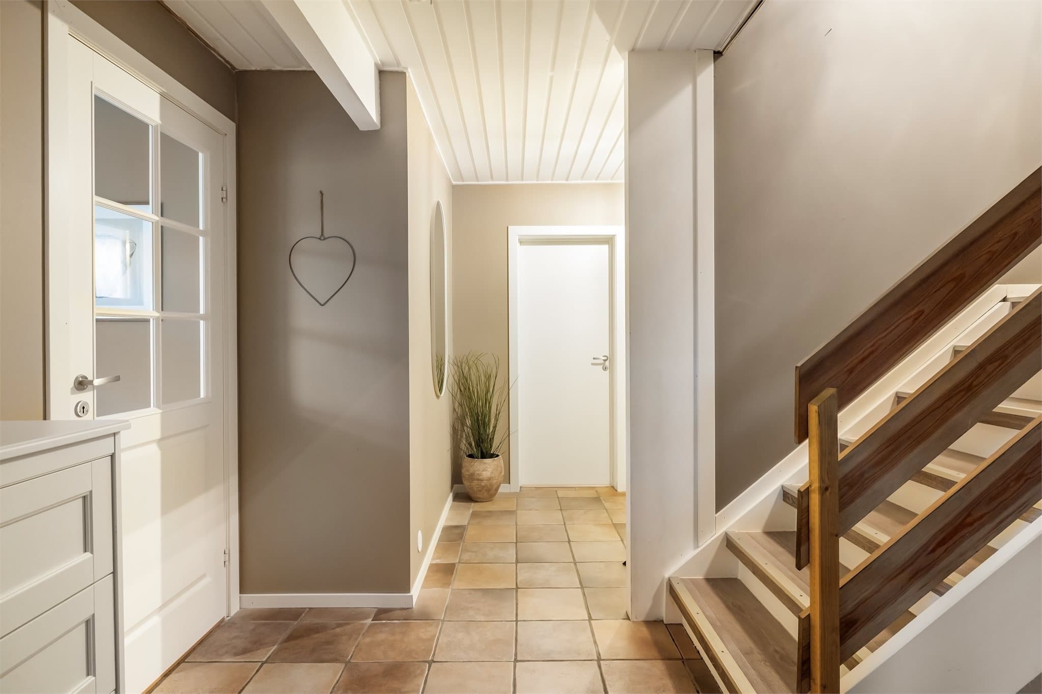 - Underetasjens hoveddel har et totalt BRA-i på 46m² -