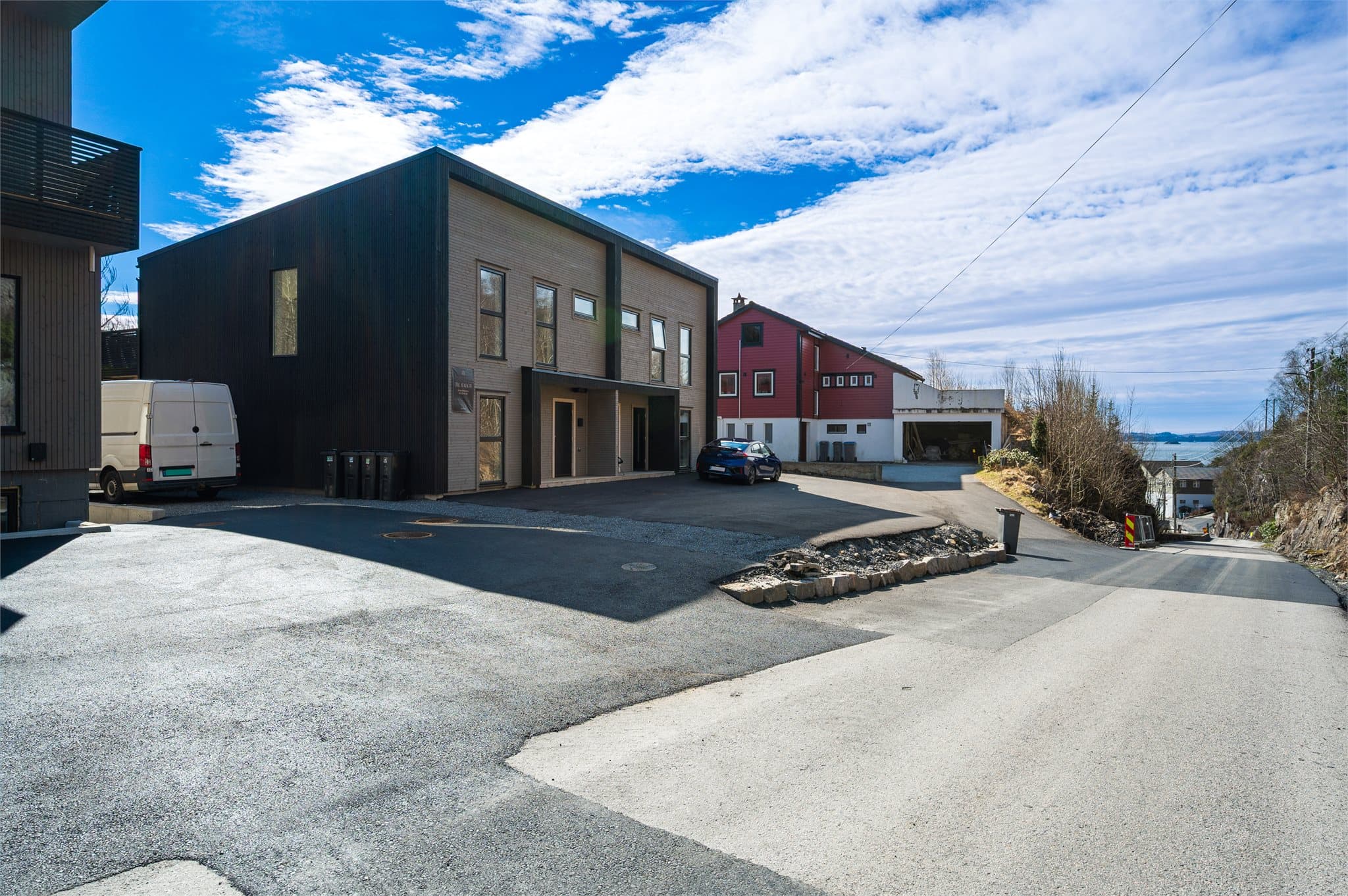 - Boligen ligger i rolige og naturskjønne omgivelser, med en fin balanse mellom landlig ro og nærhet til det meste man trenger i hverdagen -