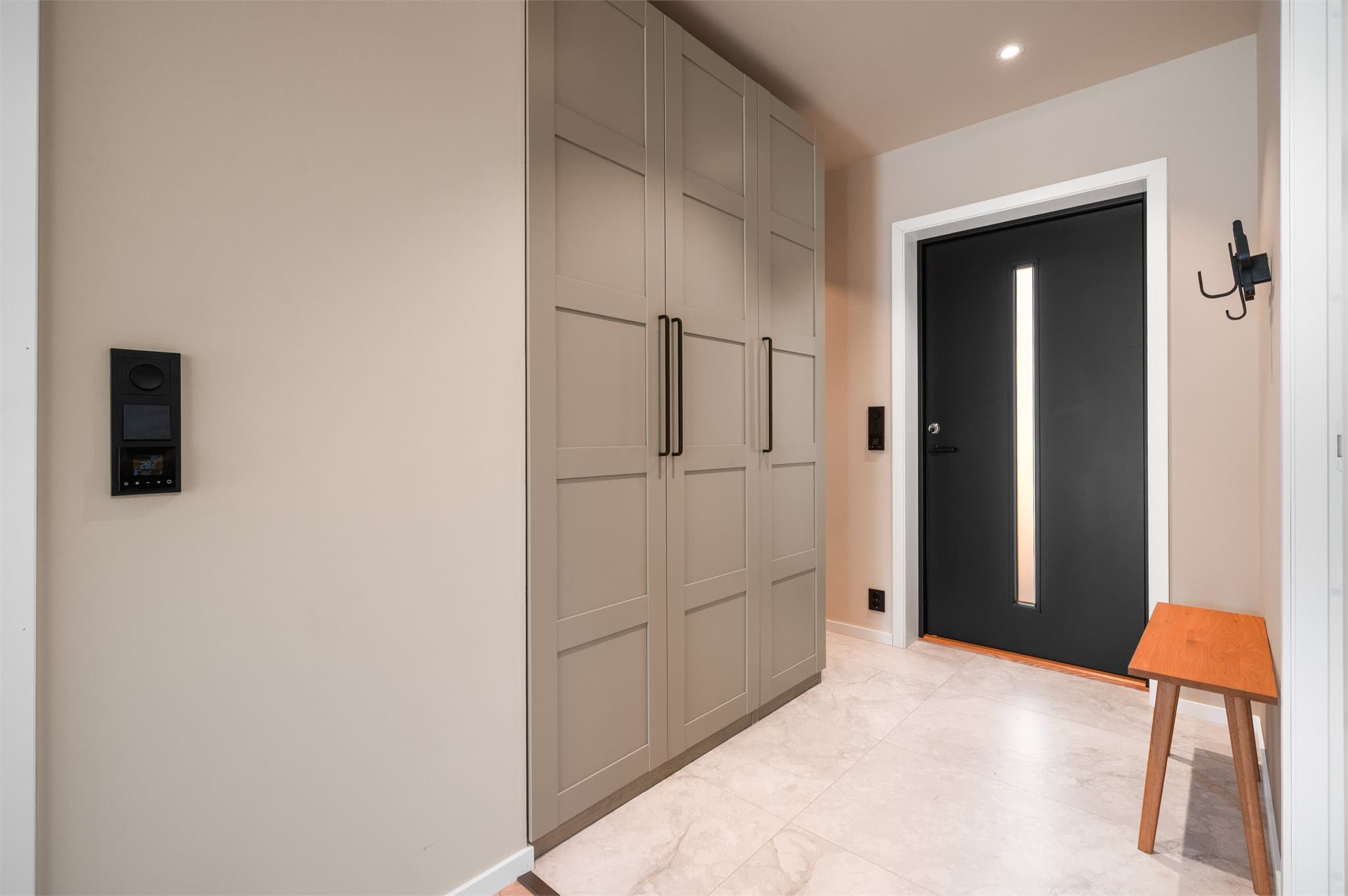 - Du blir ønsket velkommen i en lys og romslig entré på 4,6 m² -