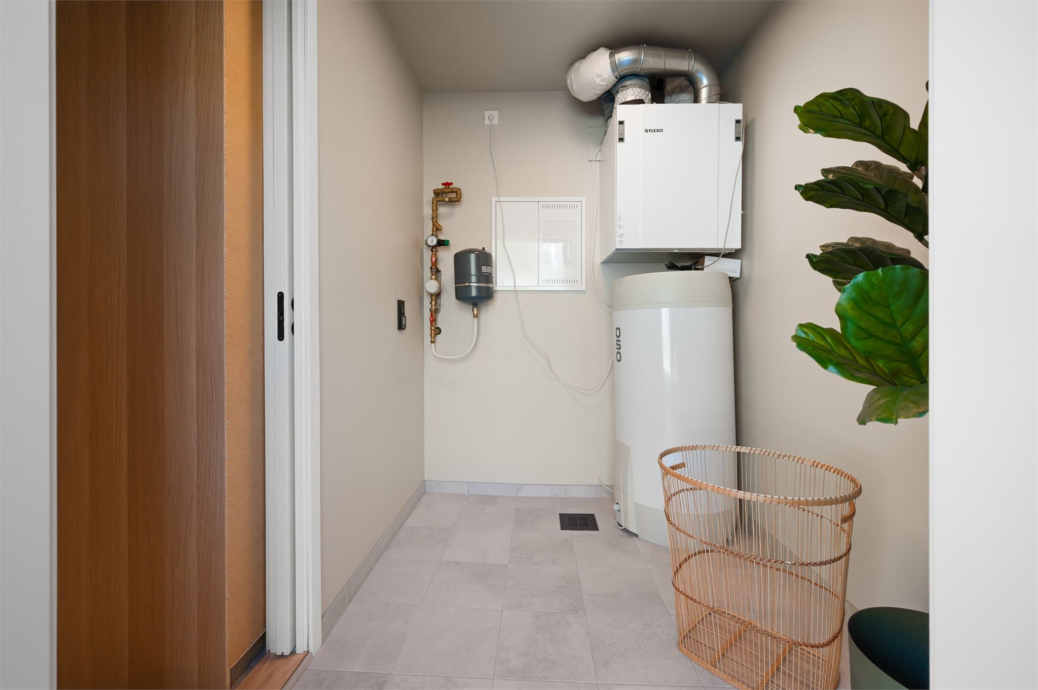 - Teknisk bod med bla. sikringsskap og varmtvannsbereder. Adkomst til boden skjer gjennom entréen eller bodens egne ytterdør -