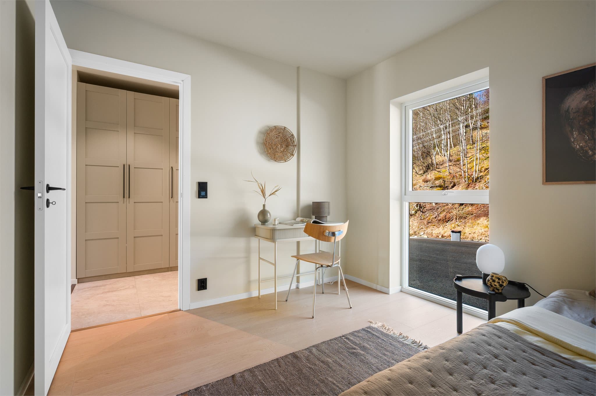 - Store vinduer sørger for godt med lysinnslipp på alle rom -