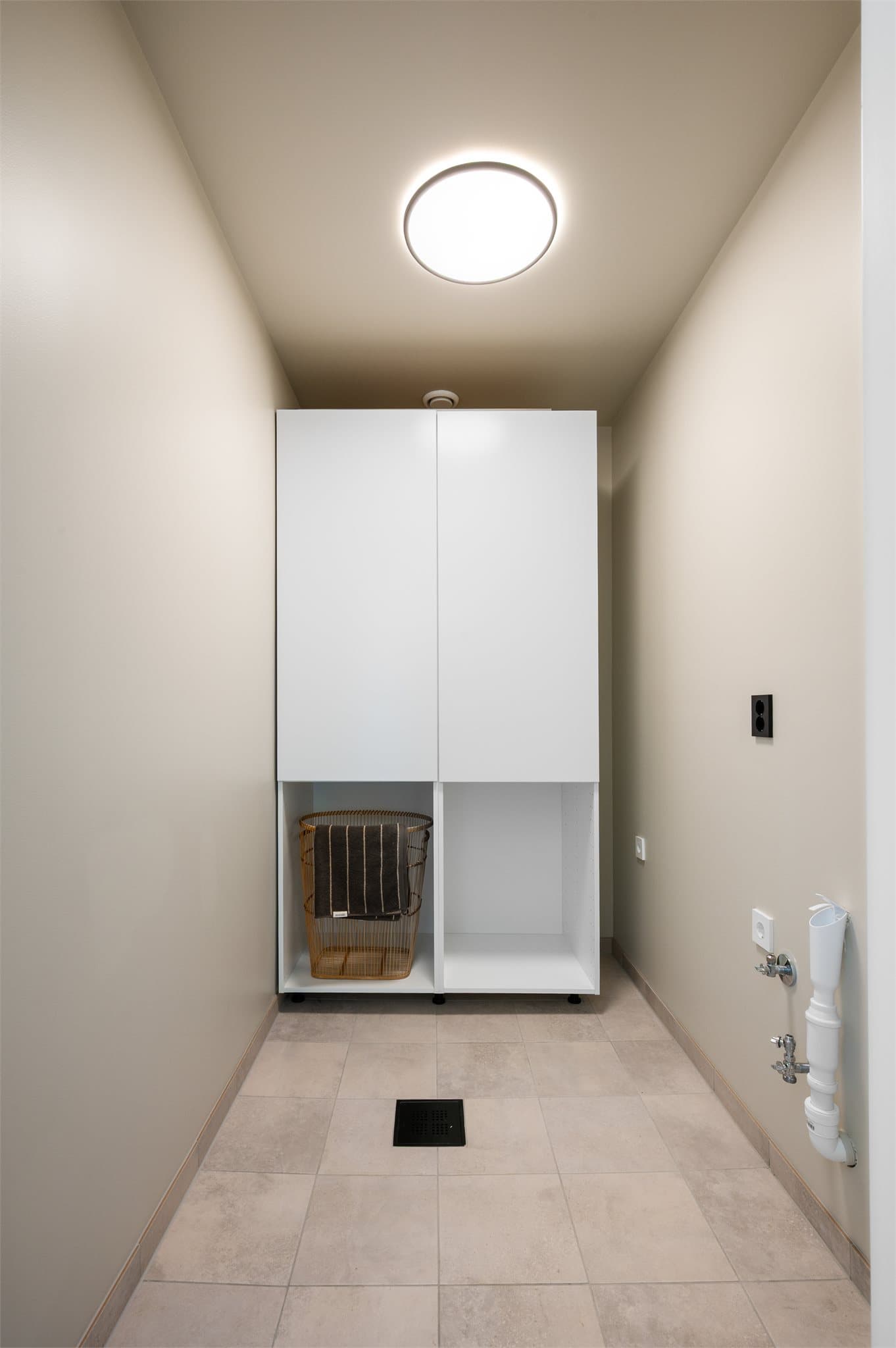 - Vaskerommet måler 3,5m², med opplegg for vaskemaskin og fordelerskap til «rør i rør» vannforsyning -