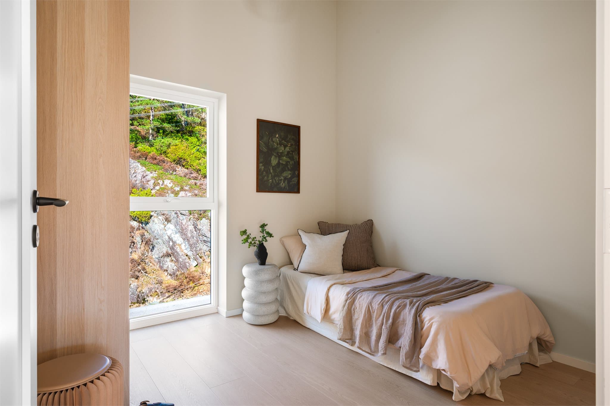 - Hovedetasjens andre soverom måler 8,6m² -