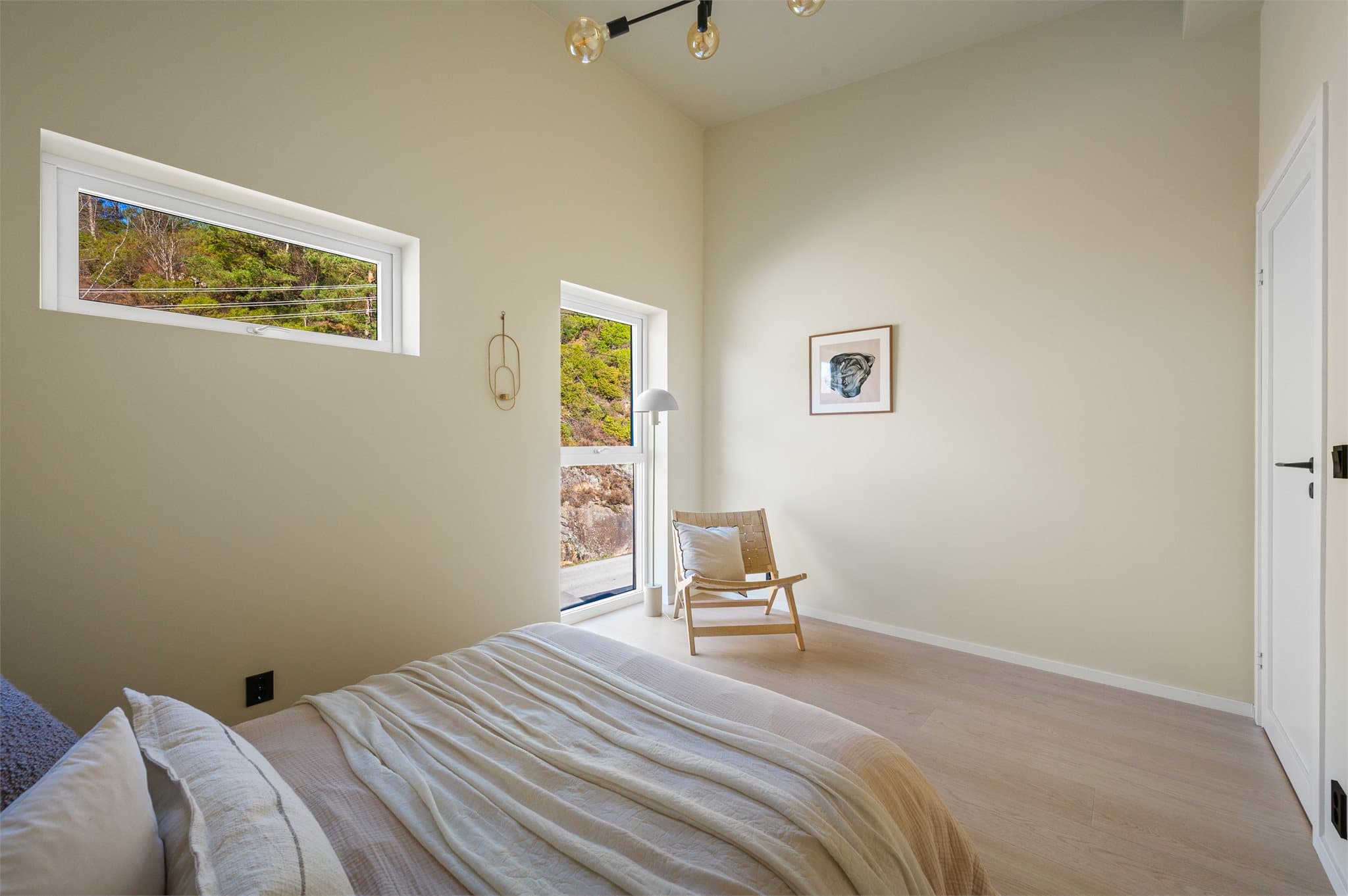 - Her har man god plass til dobbeltseng i ønsket størrelse og tilhørende møblement -