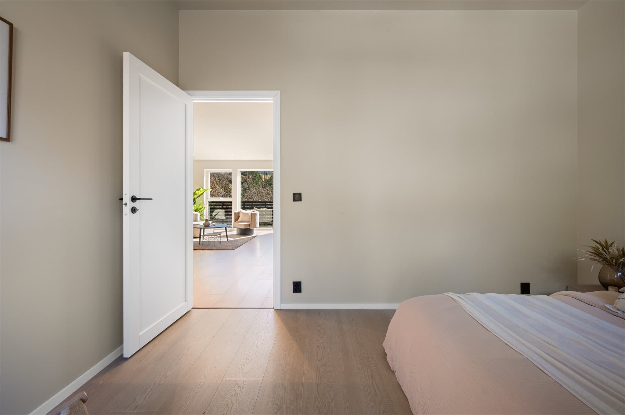 - Gjennomgående lik laminat på gulv gir en rød tråd gjennom boligen og skaper et nydelig helhetsinntrykk -