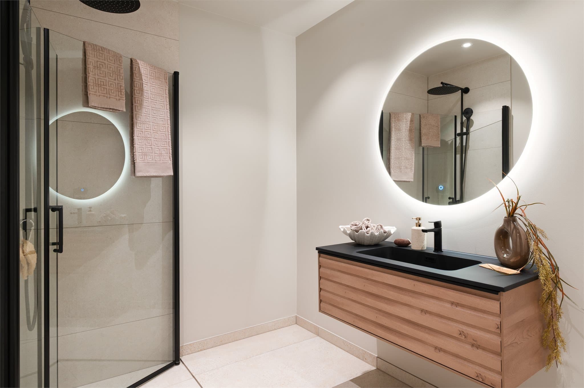 - Badet i hovedetasjen måler 5m² -