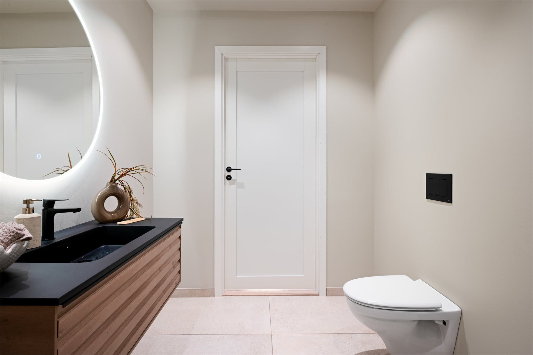 - Varmekabler i gulv gir en jevn og behagelig varme i rommet -