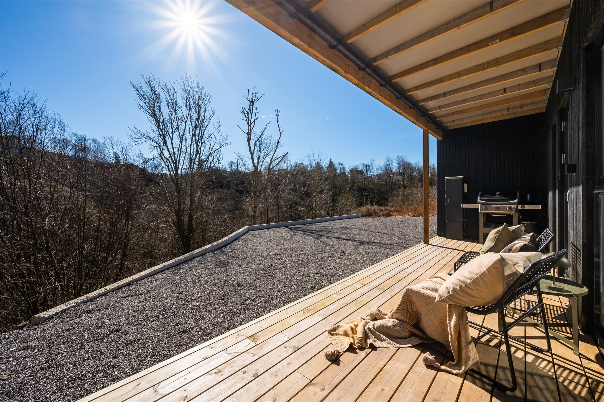 - Terrasseplattingen måler 14,3 m² og har god plass til ønsket møblement -