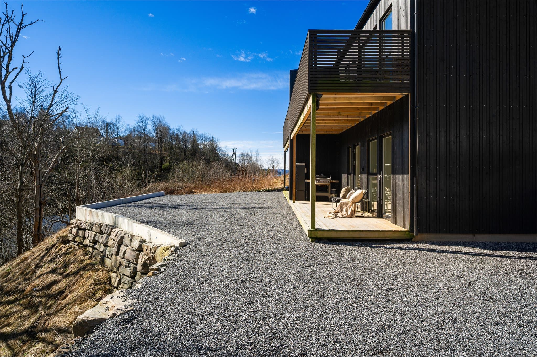 - Fra boligen har man umiddelbar tilgang til flotte turmuligheter, blant annet den populære rundturen til Dronningen fra Haugland -