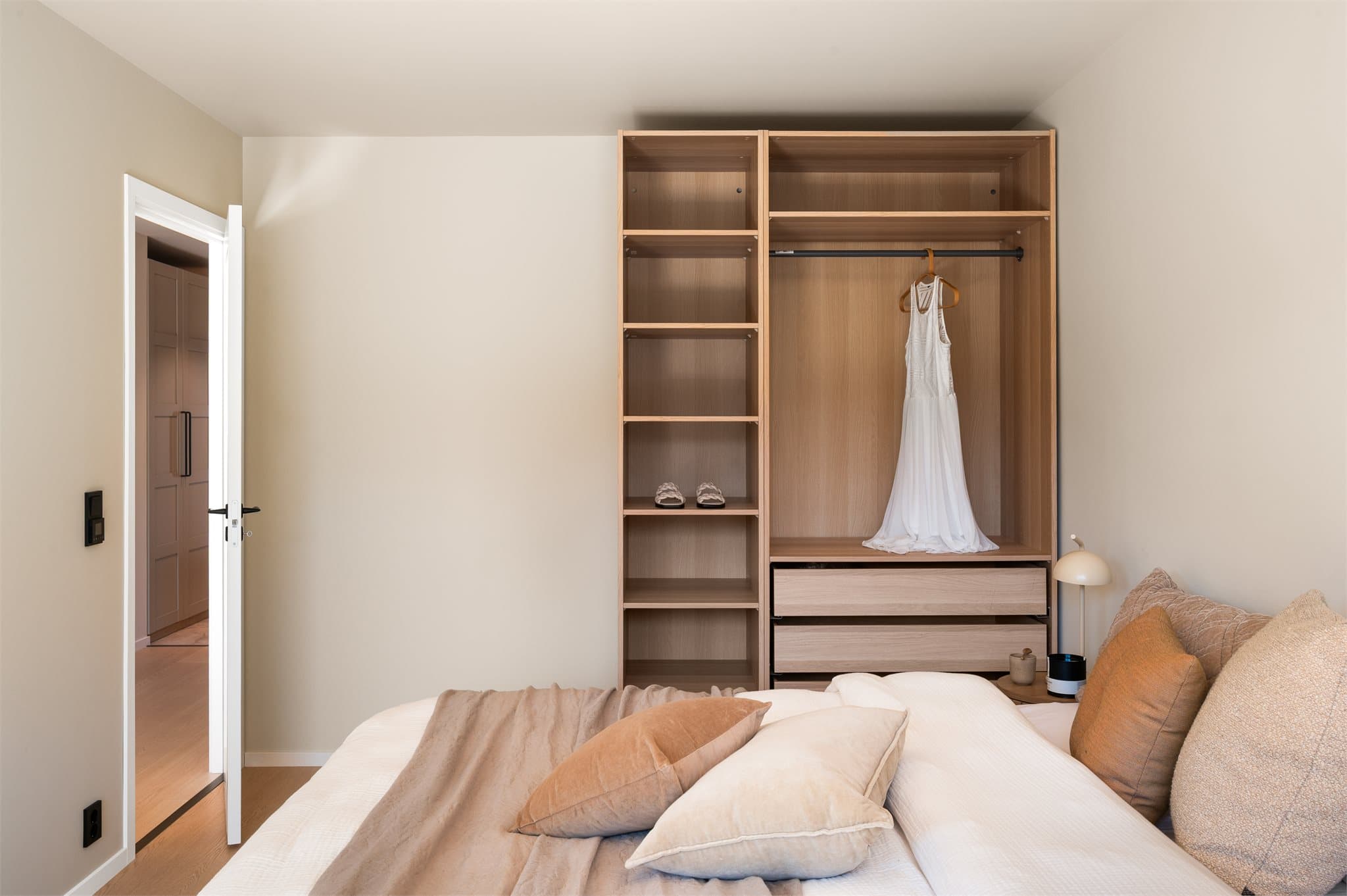 - Rommet har god plass til garderobeskap i ønsket størrelse -