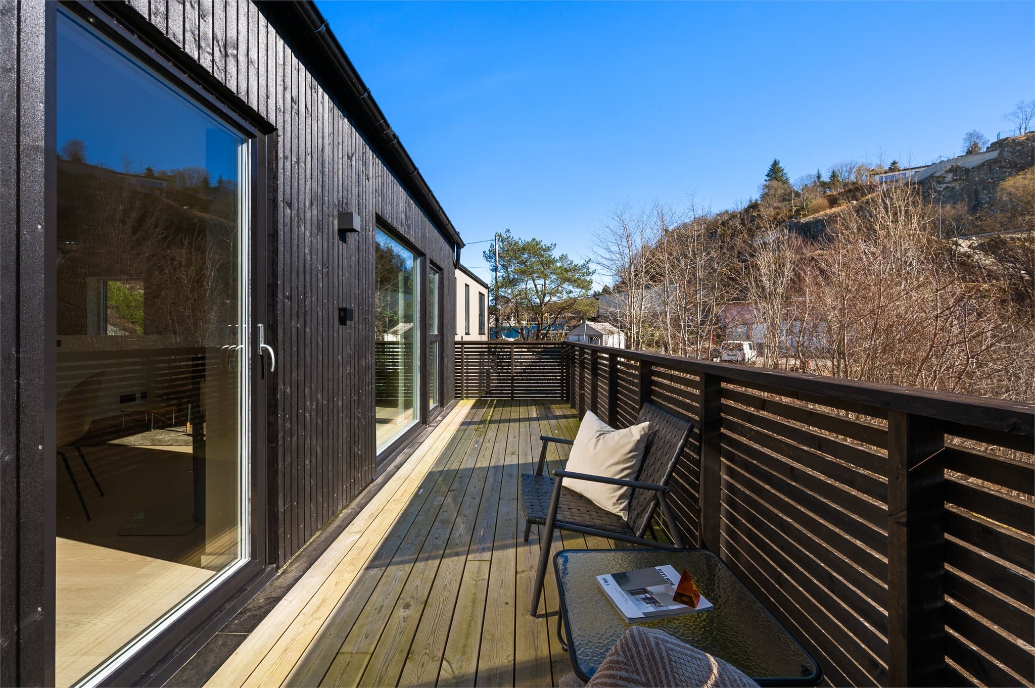 - Altanen måler 13,8 m² og har god plass til diverse utemøbler -