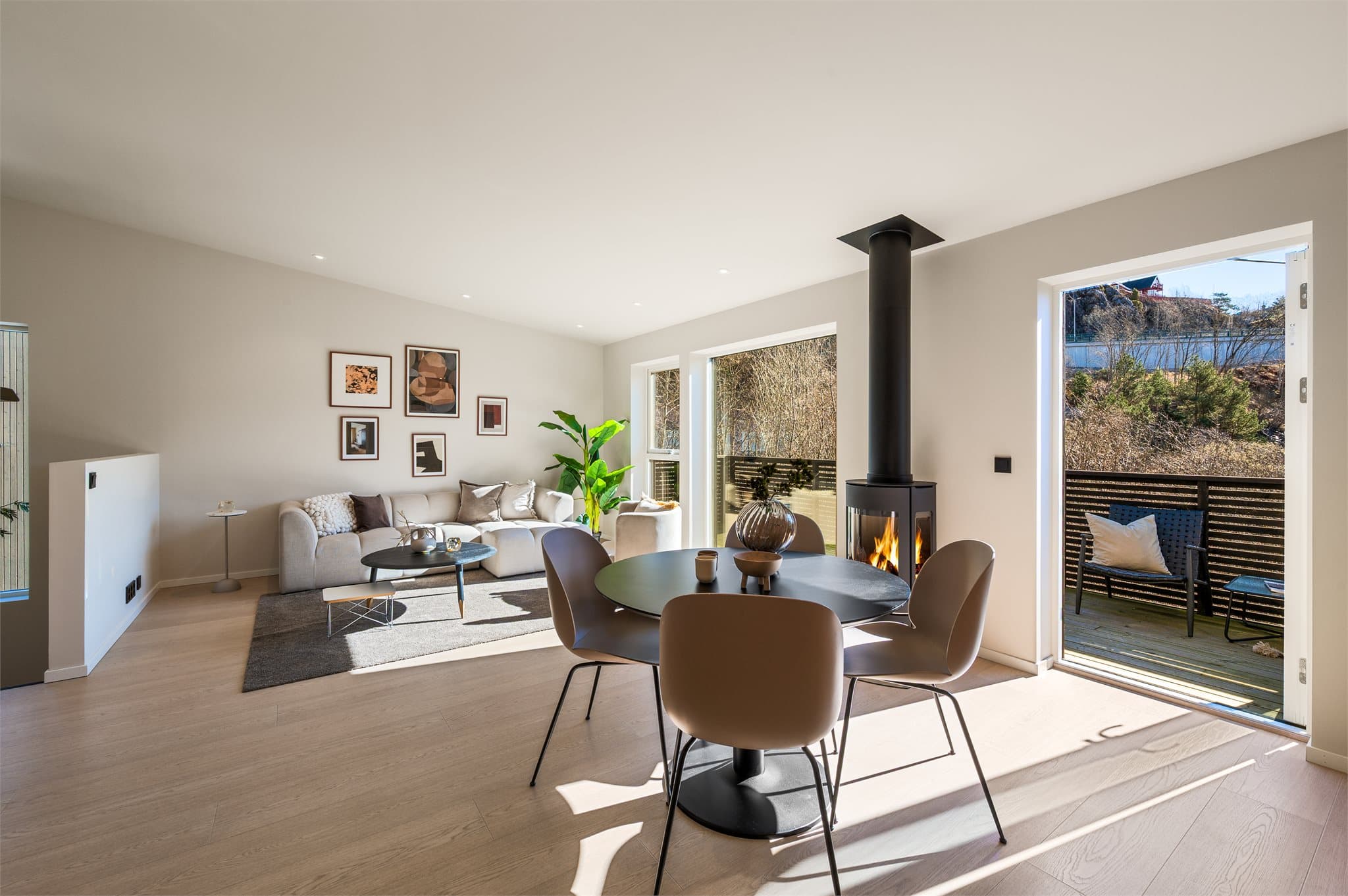 - Stue/kjøkken måler 29,7m². Boligen har balansert ventilasjon og et flott ildsted som bidrar til lavere strømutgifter og ekstra hygge -