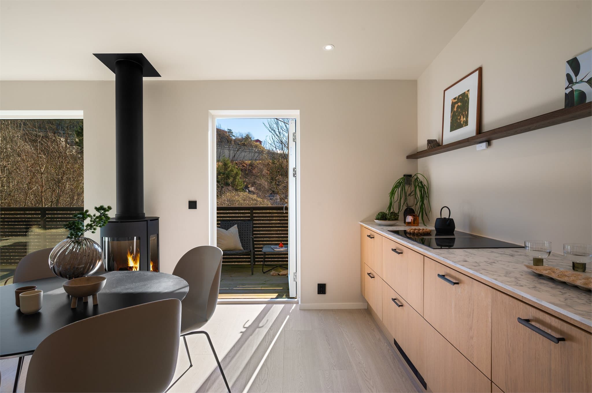 - Fra kjøkkenet har man direkte tilgang til en romslig altan -