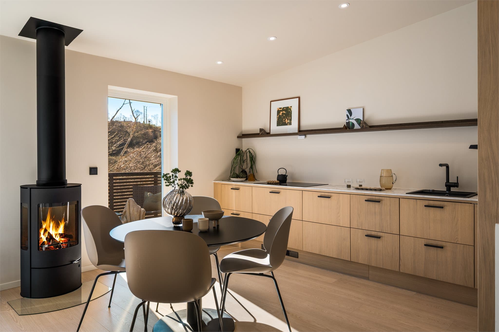 - Ny eier får gleden av integrert platetopp m/ induksjon, stekeovn, oppvaskmaskin og kombiskap -