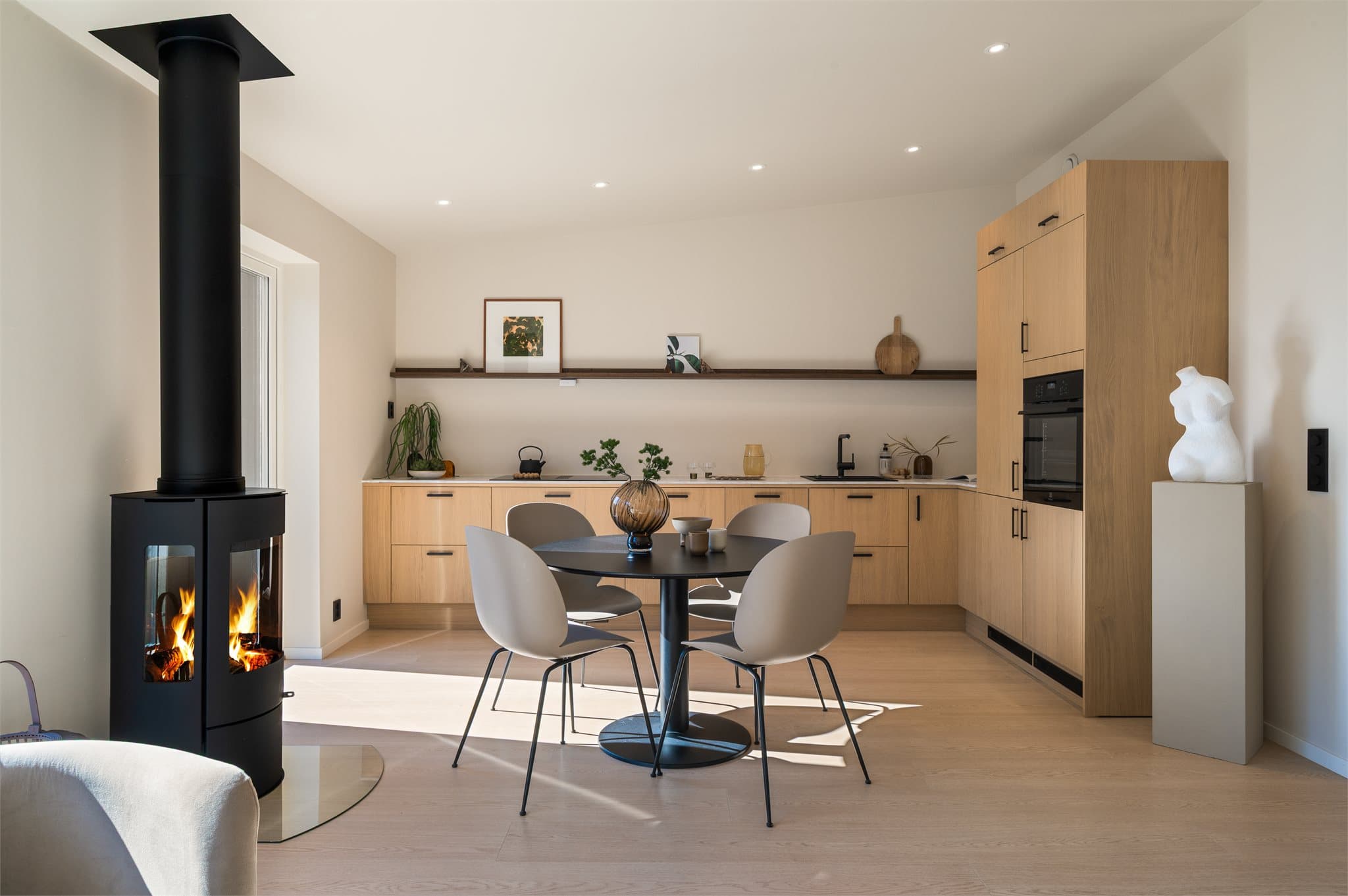 - Boligen har et BRA-i på 129 m² og inneholder entré, 4 soverom, 2 bad, stue/kjøkken, tv-stue, hall/trapp, vaskerom og teknisk rom -