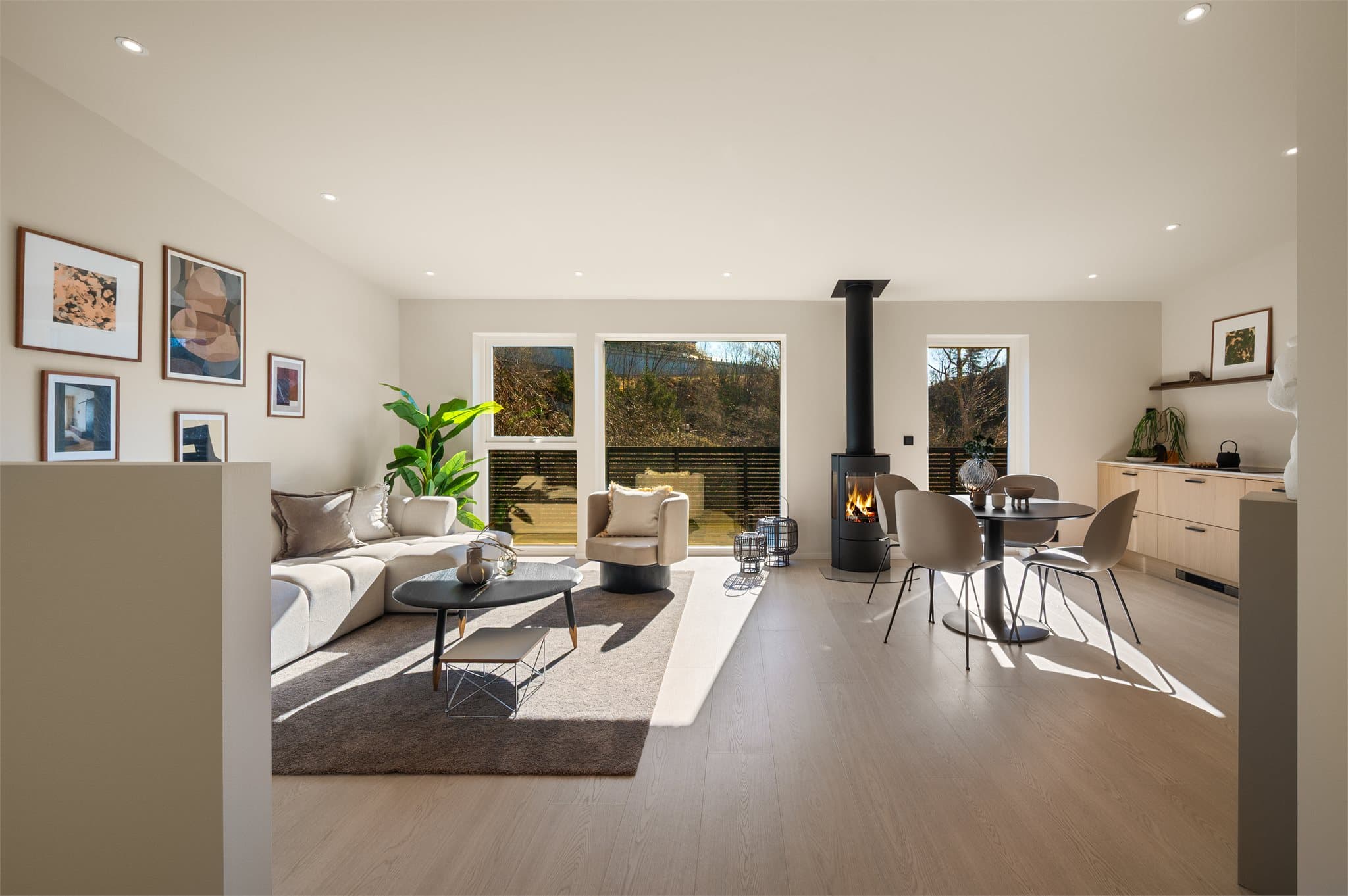 - Merk generøse vindusflater og god takhøyde som bidrar til en god og luftig romfølelse -