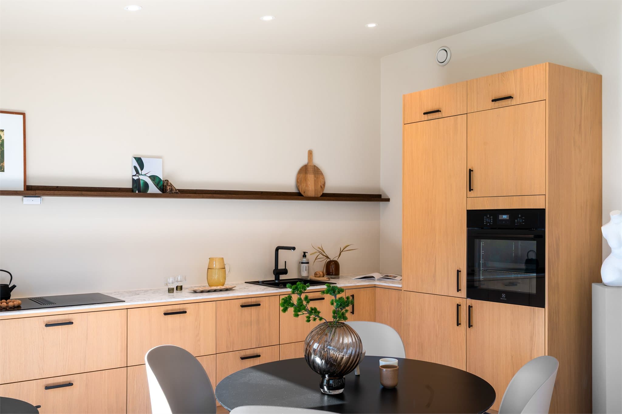 - Lekker kjøkkeninnredning med slette fronter og benkeplate i laminat -