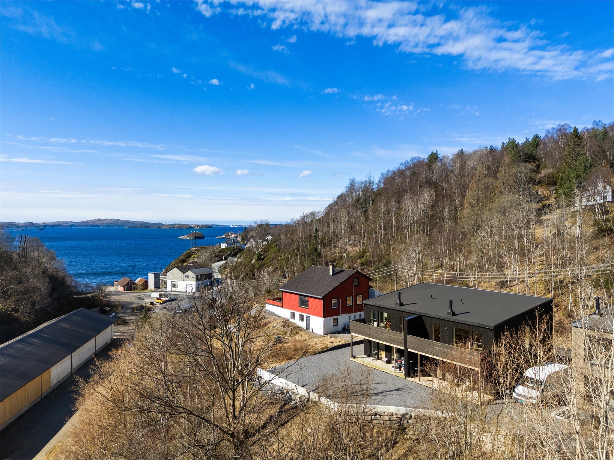 - Man finner både dagligvarebutikker og kollektivtransport innen kort avstand fra boligen -