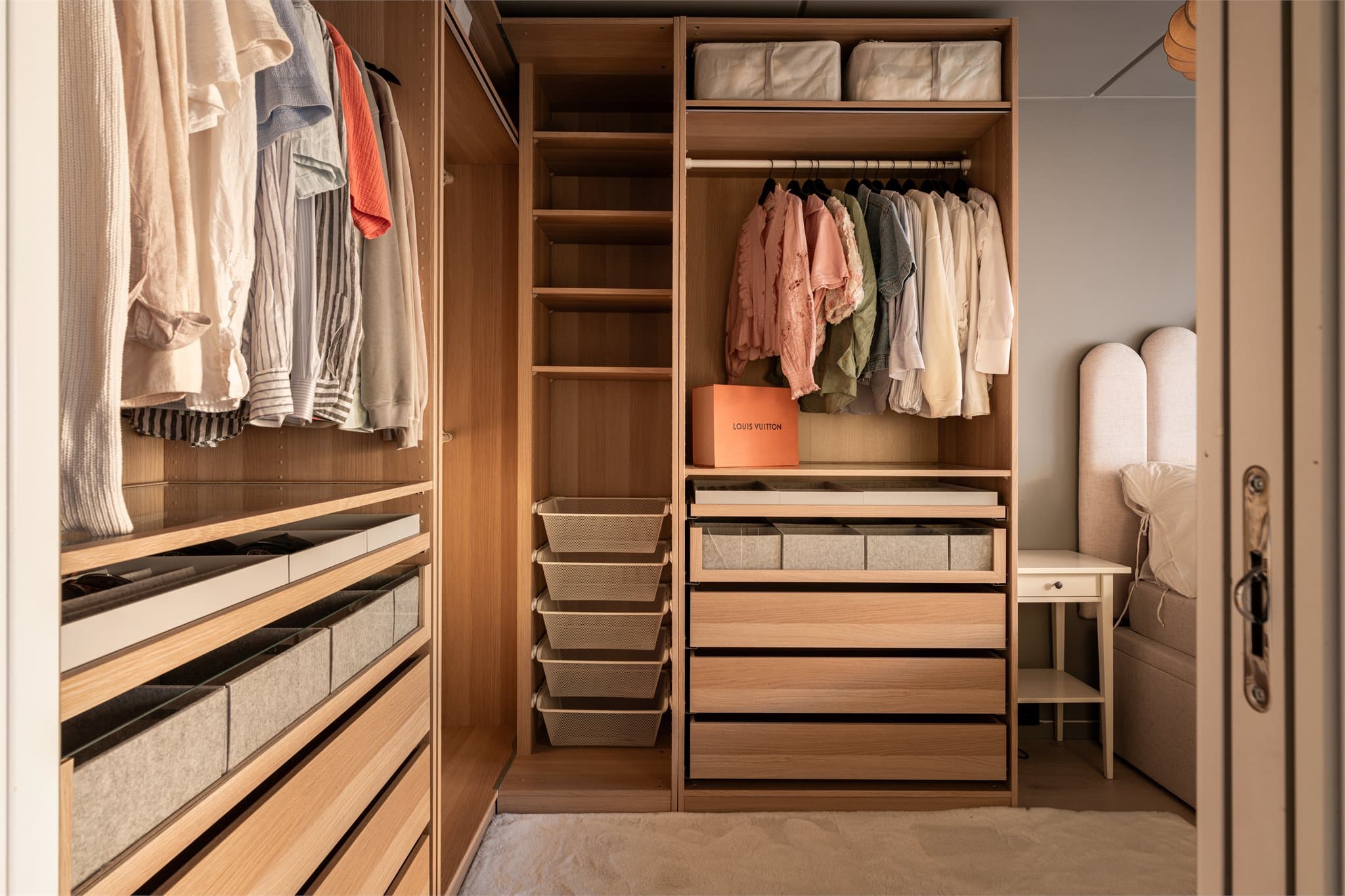 Her får du en fantastisk walk-in garderobe-følelse med masse skap- og skuffeplass.