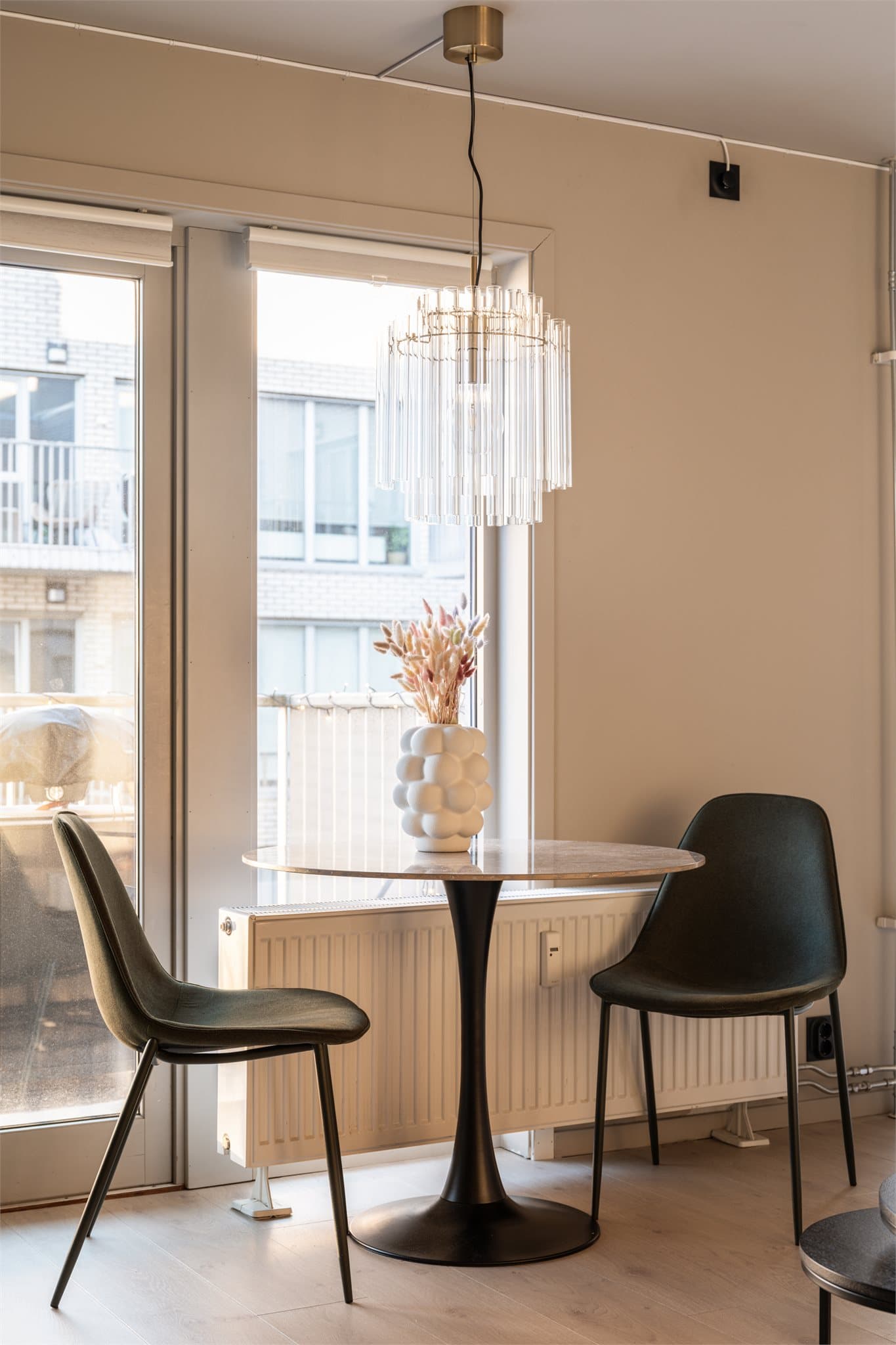 Boligen varmes opp av radiatorer via fjernvarme samt at varmtvann kommer fra fellestank så her har du lave strømutgifter.