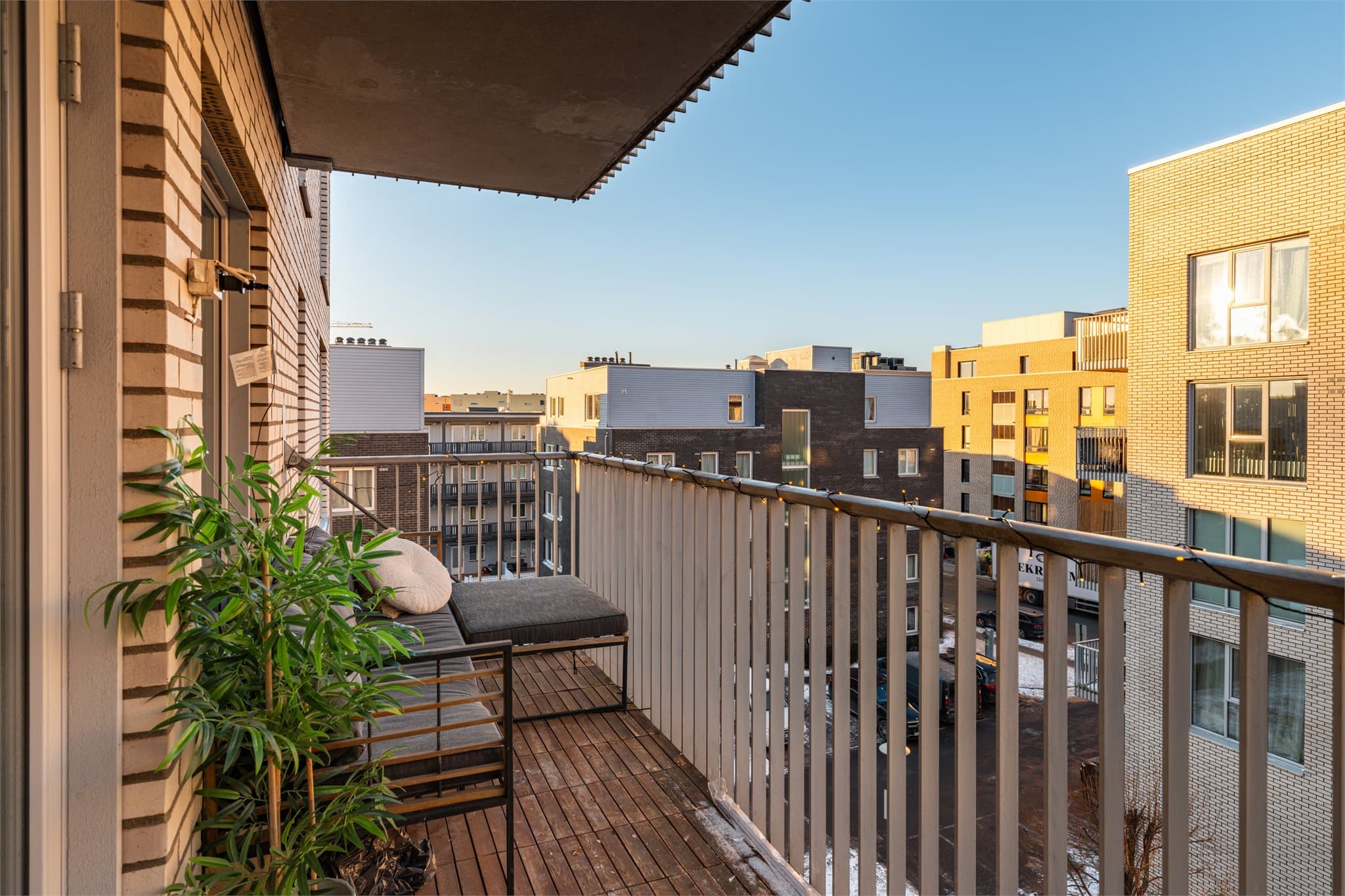 Fra stuen er det direkte utgang til en stor og vestvendt balkong med plass til utemøbler og gode solforhold!