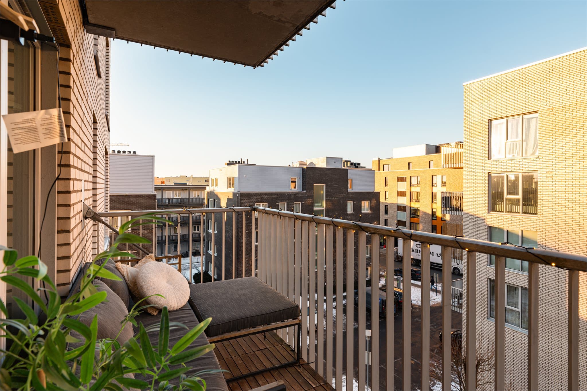 Boligen ligger høyt og fritt med lite innsyn og fri utsikt i et stille og tilbaketrukket område på Løren.