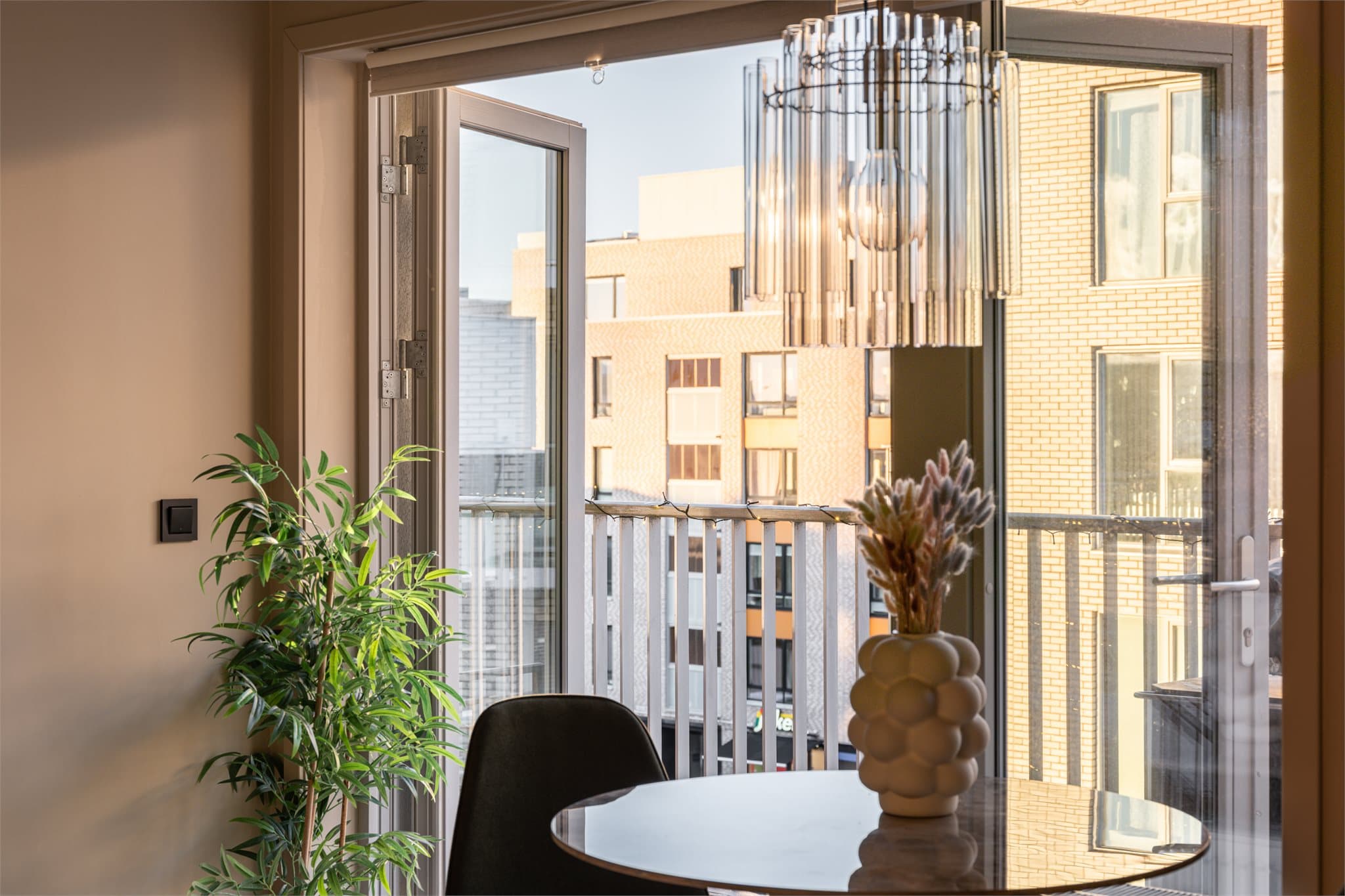 Fine og naturlige soner for møblering samt dobbeltdør ut mot balkongen.