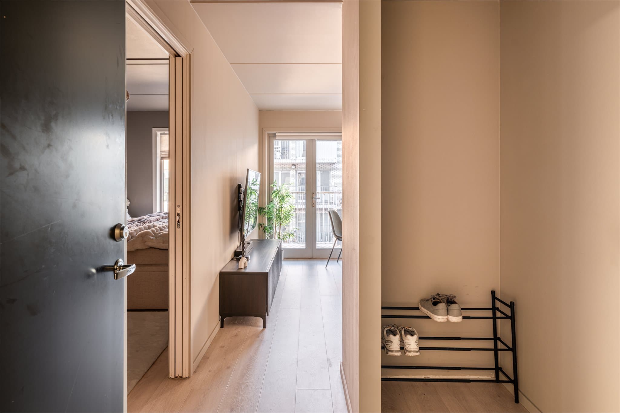 Entreen byr på en egen nisje hvor du enten kan sette opp skap, eller knaggrekke samt skostativ! Alt etter eget ønske og behov.