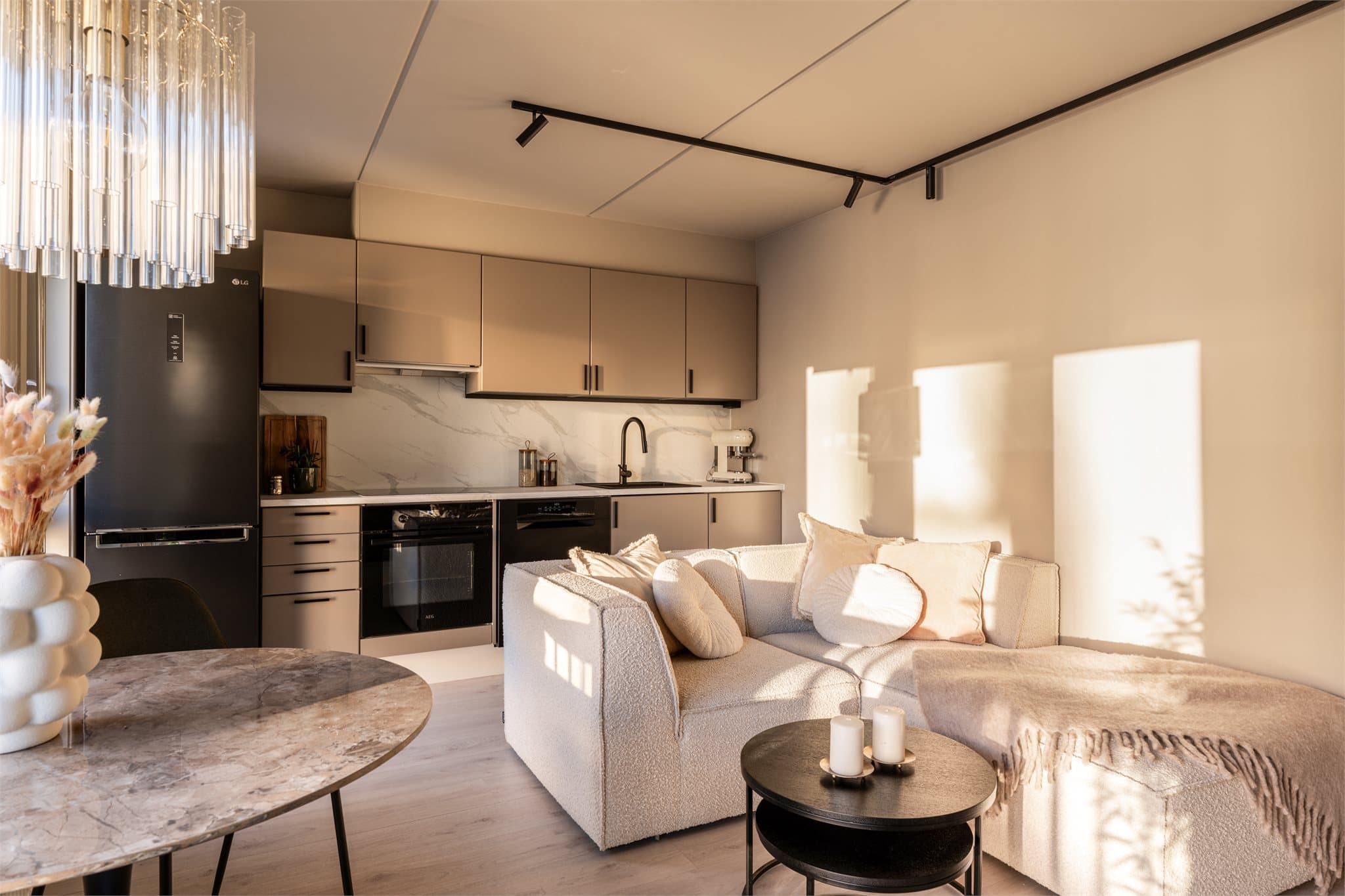 Et lekkert kjøkken og spotbelysning i taket og under overskap gir behagelig lys gjennom hele dagen.