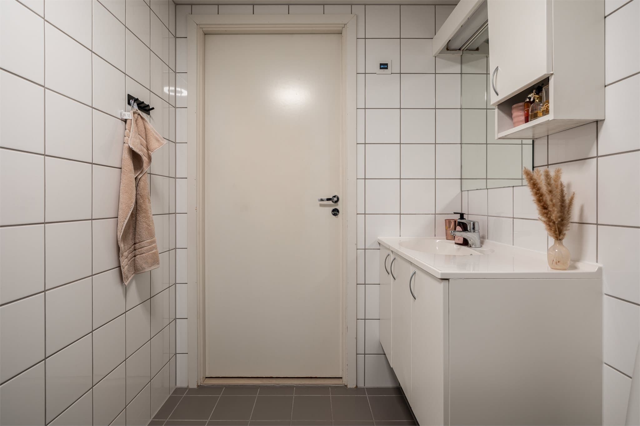 God plass til oppbevaring av toalettsaker i skapinnredningen.