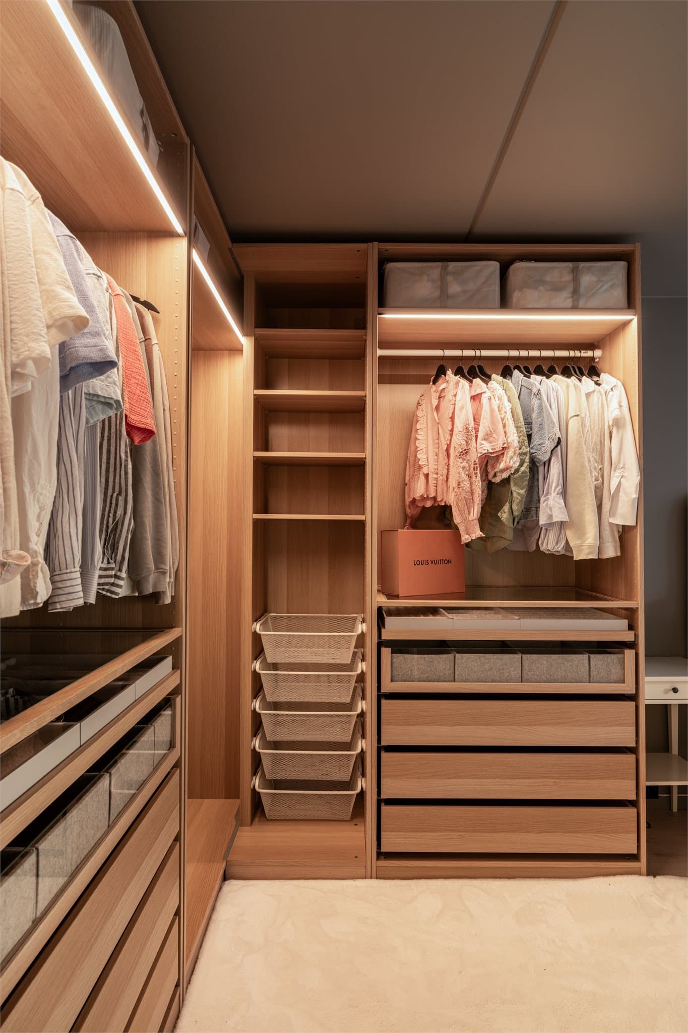 Integrert belysning i skapet.